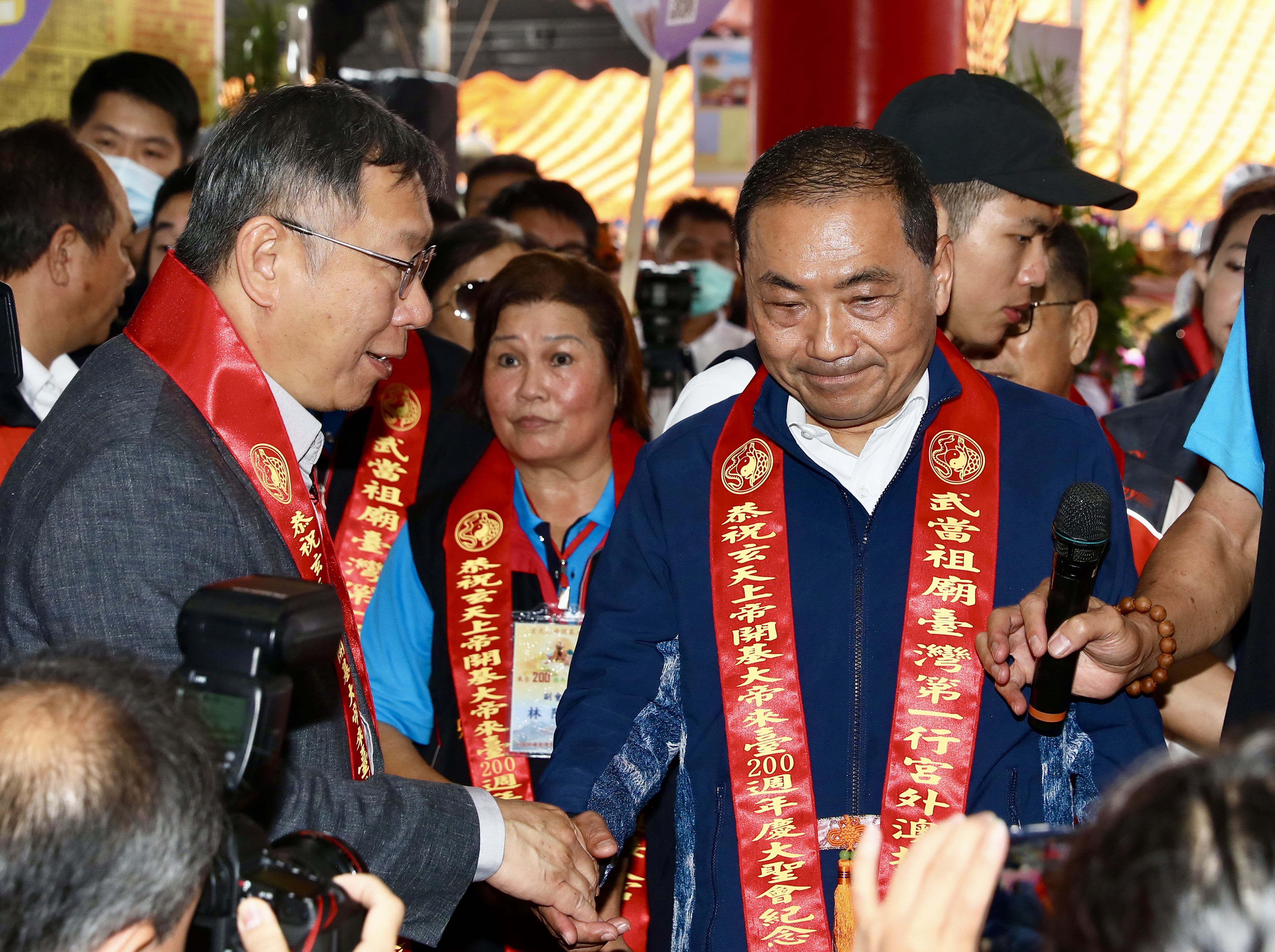 柯文哲（左）公布的3份民調結果令國民黨不滿，質疑執行的《匯流新聞網》是柯的御用民調公司，對此《匯流新聞網》揚言提告侯友宜（右）辦公室執行長金溥聰。（本刊資料照）