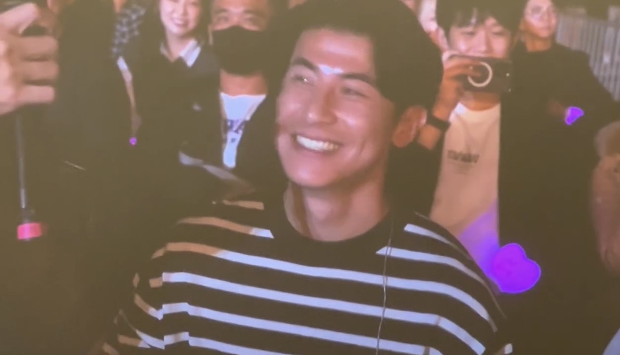 台灣隊長陳傑憲也在貴賓區被Cue點歌，演唱〈回到過去〉。（讀者提供）