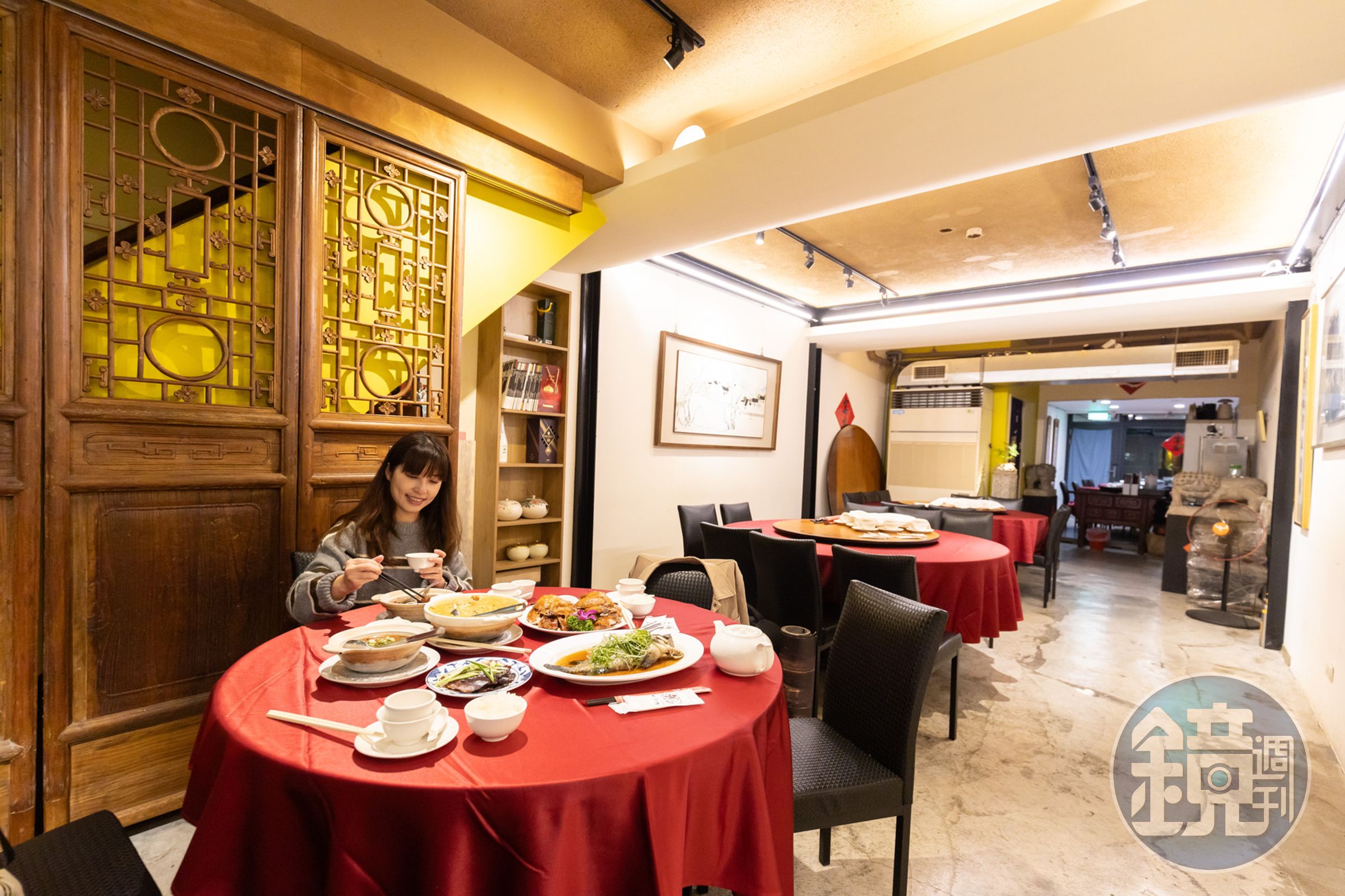 到「上享庭園餐廳」用餐是一種享受,能品嘗細膩的港式功夫菜,還能欣賞老闆的古董藝術收藏品。