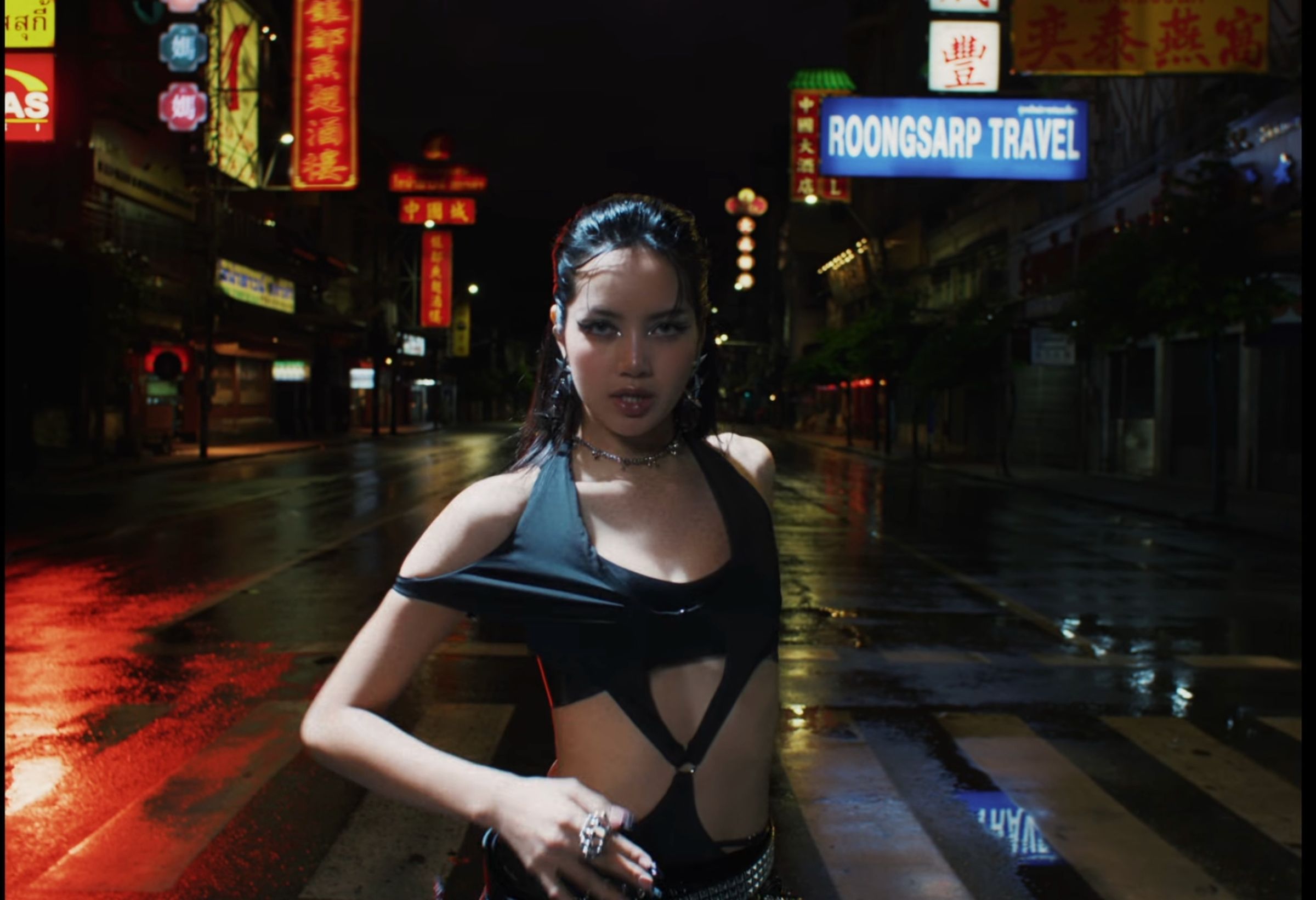 Lisa發行最新個人單曲〈ROCKSTAR〉，網傳為了拍MV付錢給拍攝地附近商家請他們提早關店。（截圖自ROCKSTAR MV）