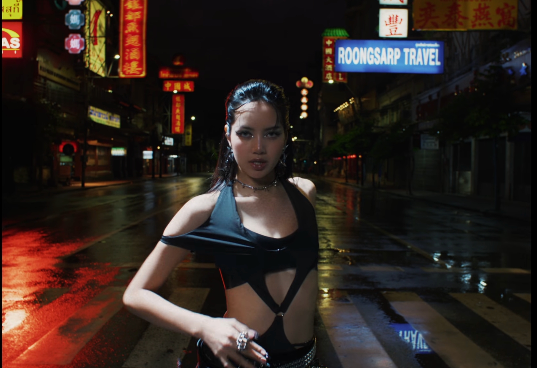 Lisa發行最新個人單曲〈ROCKSTAR〉，網傳為了拍MV付錢給拍攝地附近商家請他們提早關店。（截圖自ROCKSTAR MV）