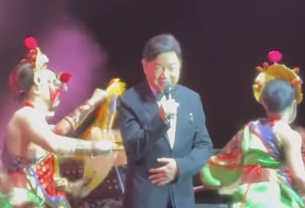 77歲的葉啟田日前受邀赴新加坡參加「國台語金曲巨星」商演。（圖／翻攝自網路）
