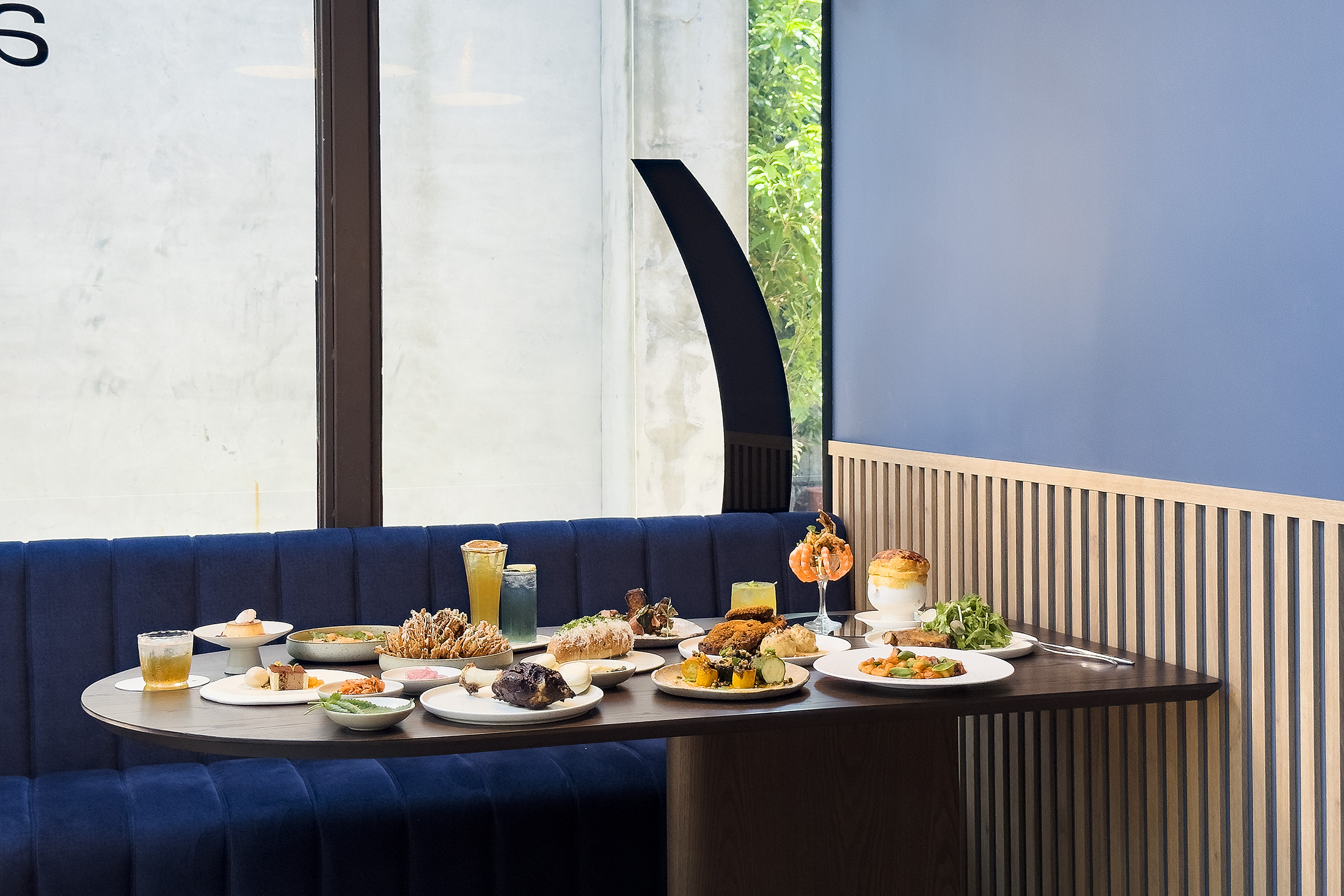 在高雄以咖啡、早午餐、烘焙深受本地人喜愛的Lab餐飲品牌，日前在駁二大義倉庫群推出全新餐酒館「LAB PIER2駁二店」，迎合時下「Neo Bistro」的餐飲風潮，端出多道讓人能大快朵頤、輕鬆品嘗，卻擁有Fine dining等級的美味餐點與調酒。