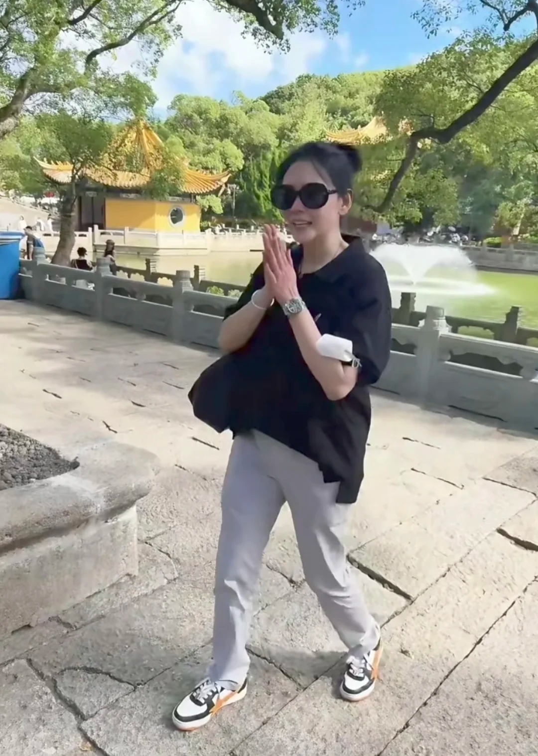 邱淑貞雙手合十,手上的勞力士錶很吸睛。(翻攝小紅書)