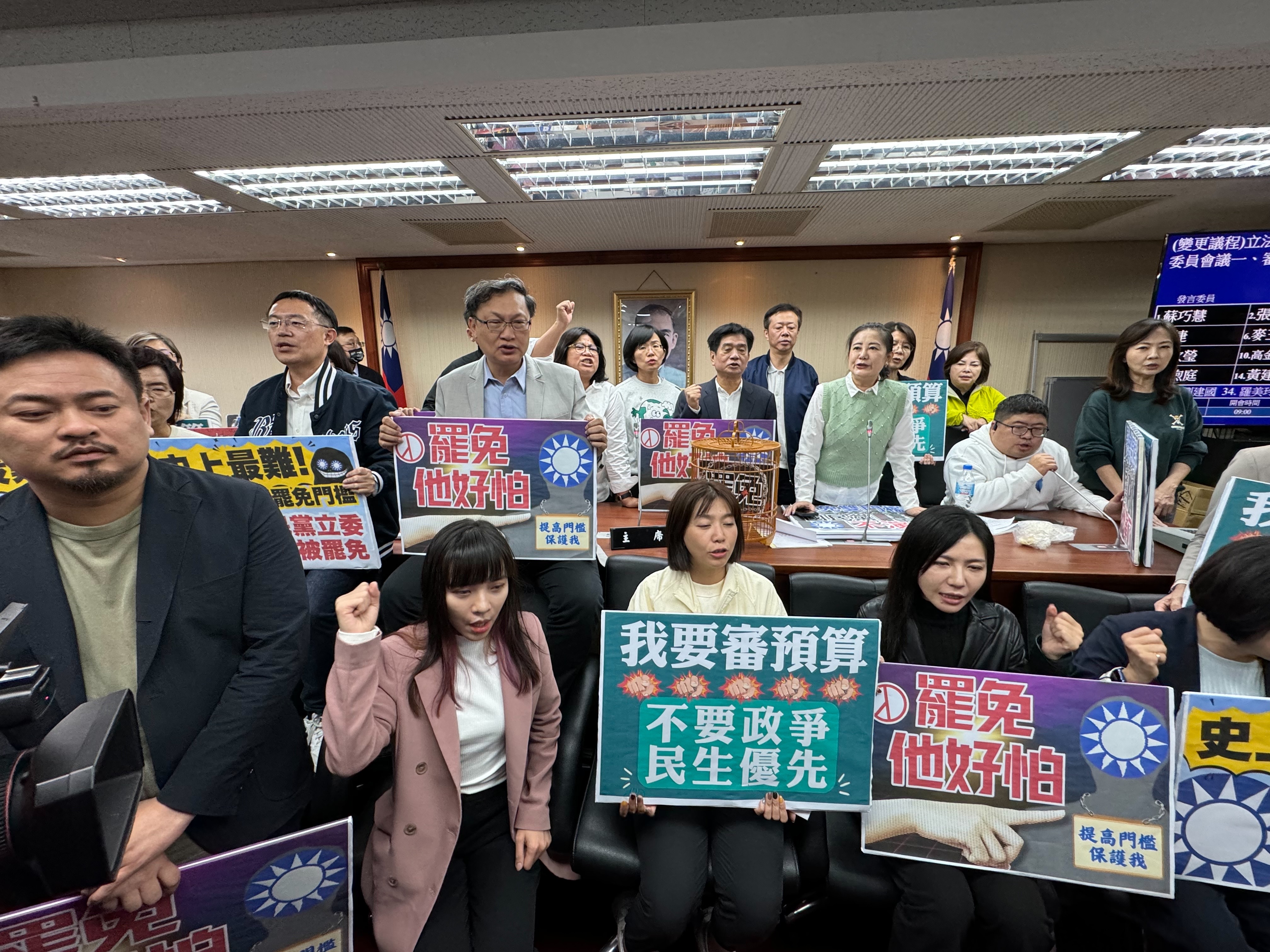 民進黨今上午甲級動員，全力阻止修法。