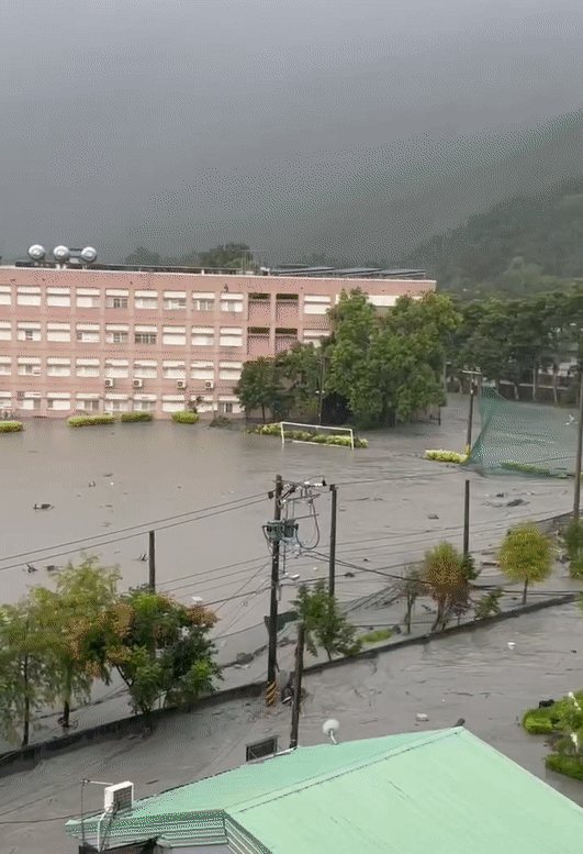 花蓮光復鄉遭洪水湧入,宛如災難片場景。(讀者提供)