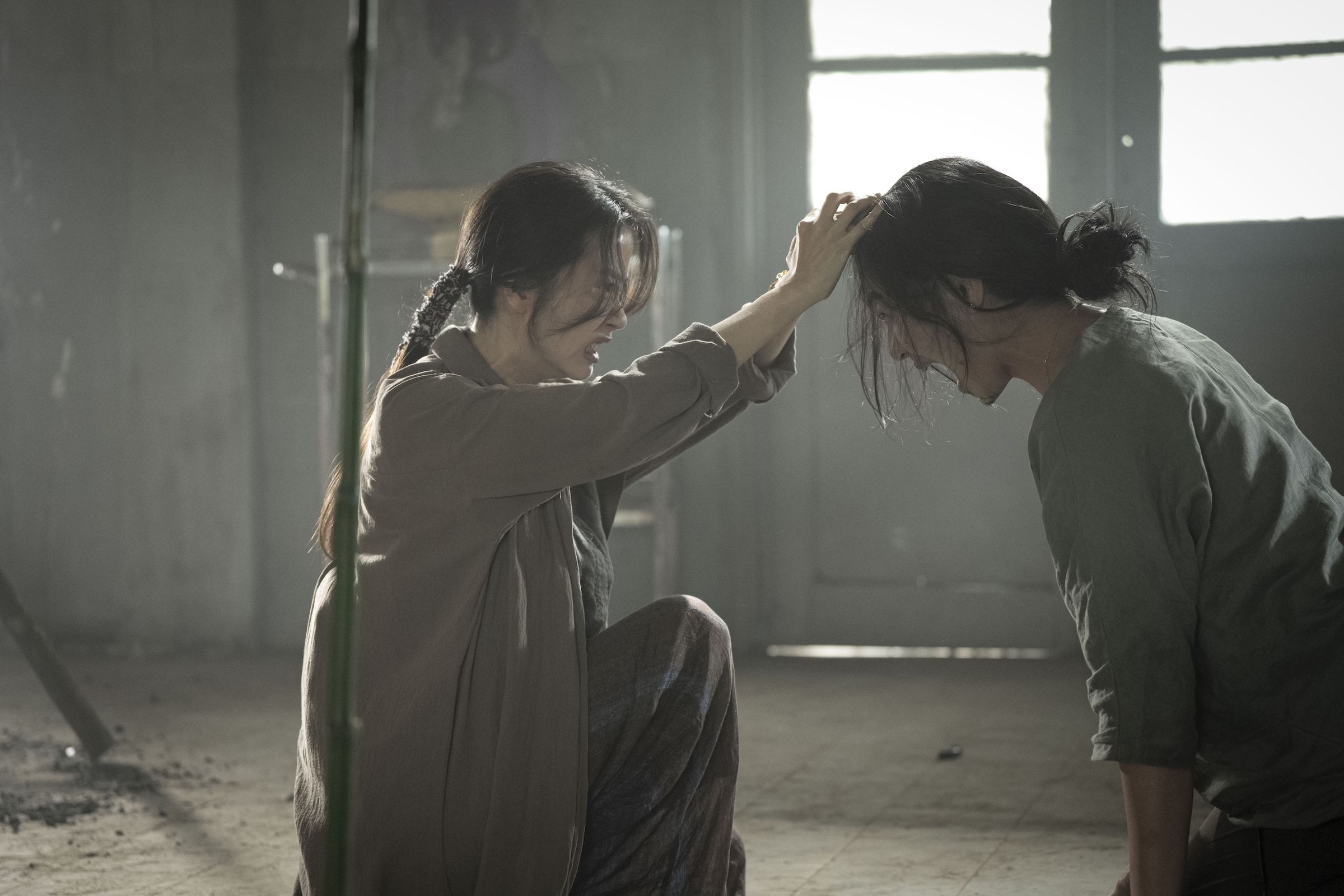 坤蒂拉娜化身成許安植飾演的佳敏最思念的母親與她鬥法。(華影提供)。