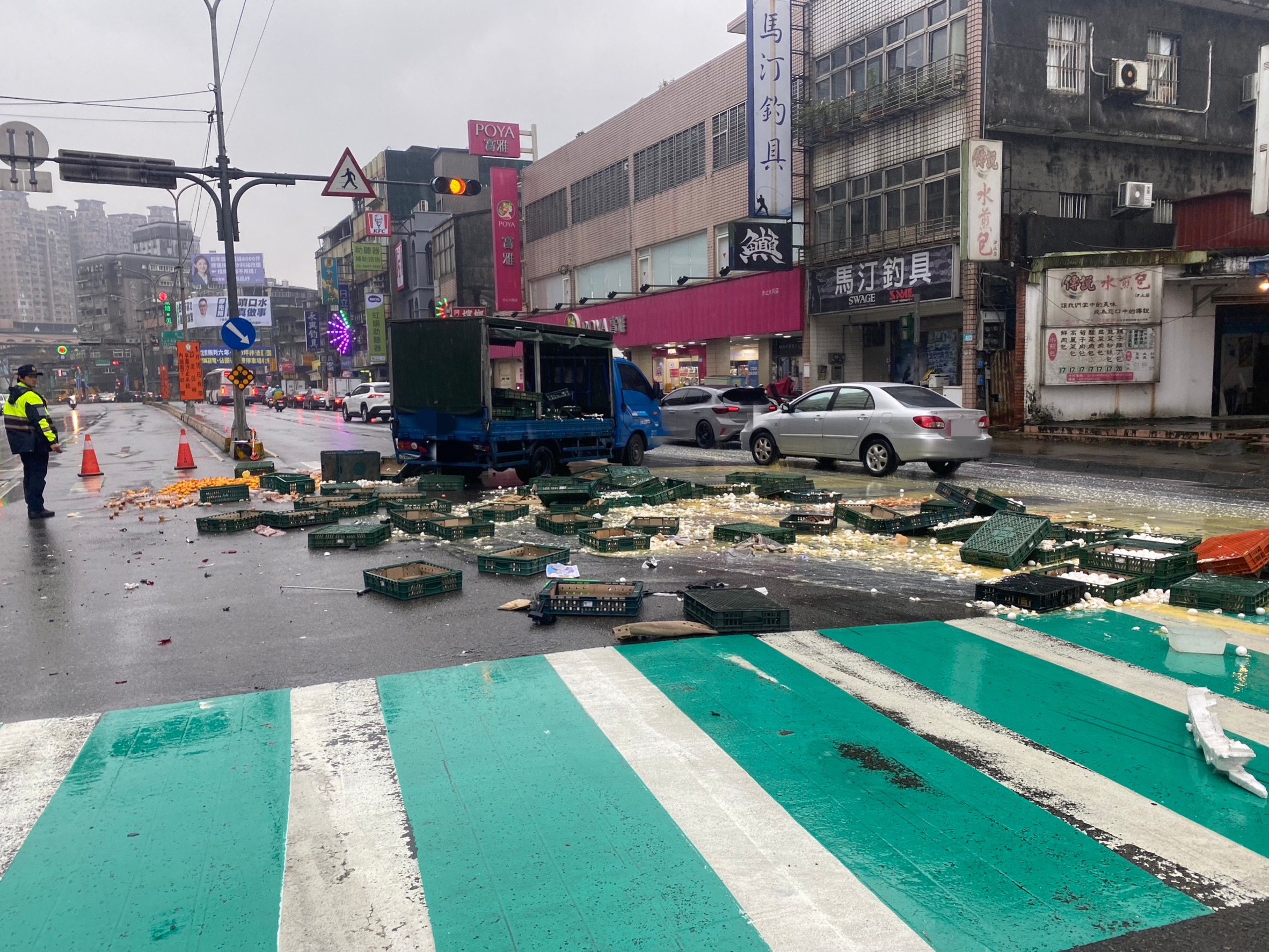 運蛋小貨車今午挨撞,近50籃雞蛋全掉落路面破損。(翻攝畫面)