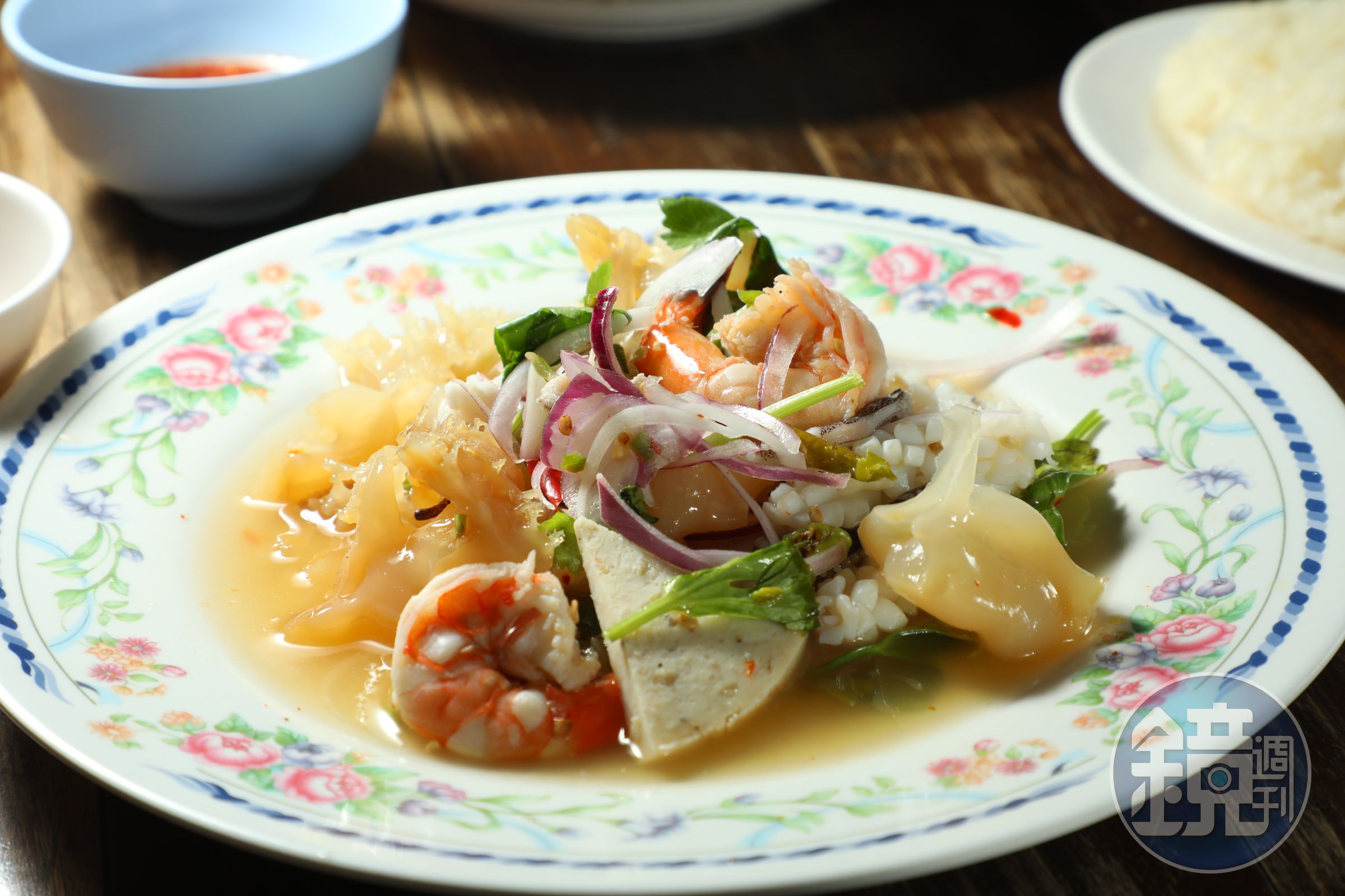 略帶辣味的「綜合海鮮沙拉」用料豐富，非常開胃。（120泰銖／份，約NT$106）