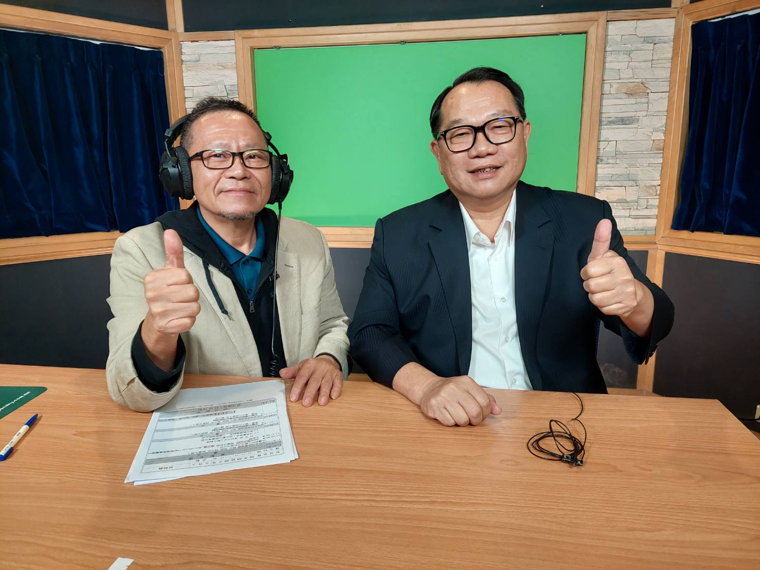 姜太公道場主席羅世新（右）在資深媒體人林朝鑫的廣播節目透露，近日卜卦老天還沒決定誰當總統，藍白合情勢恐怕不利於在野。（姜太公道場提供）