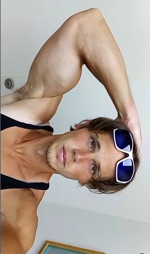 洛夫在加州街頭行乞維生，因長得太帥而在網上爆紅。（翻設IG@bradlove911）