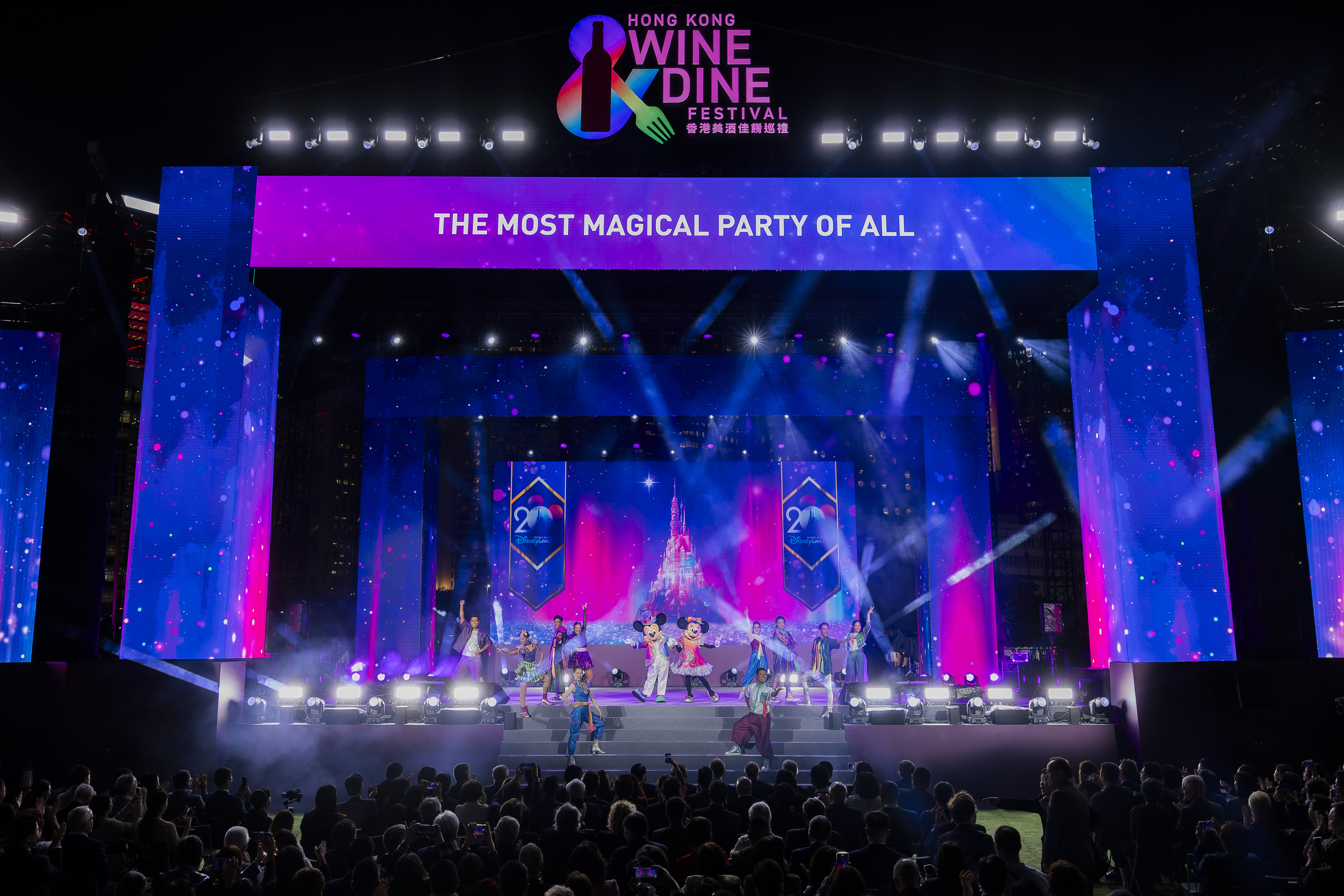 2025香港美酒佳餚巡禮在10月23日晚間登場，將在中環海濱連嗨三天，除了聚集美食美酒，迪士尼的精彩表演也登上大舞台。（香港迪士尼提供）