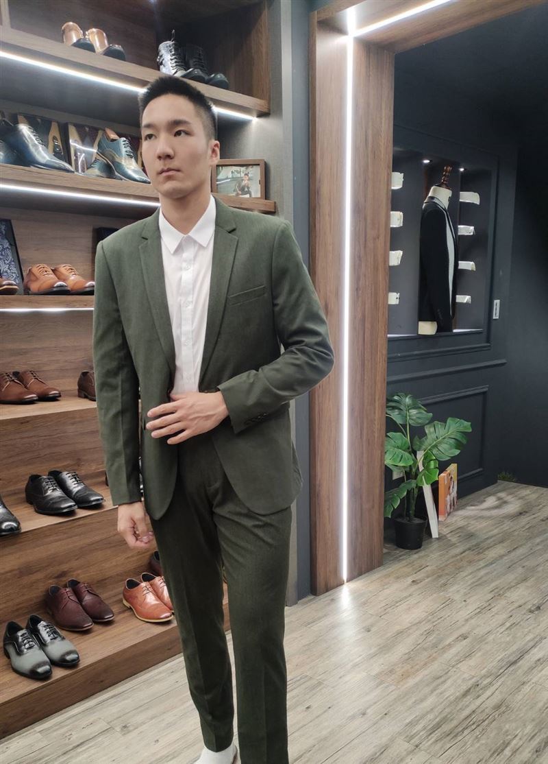 岑永康給兒子訂製西裝。（金星提供）