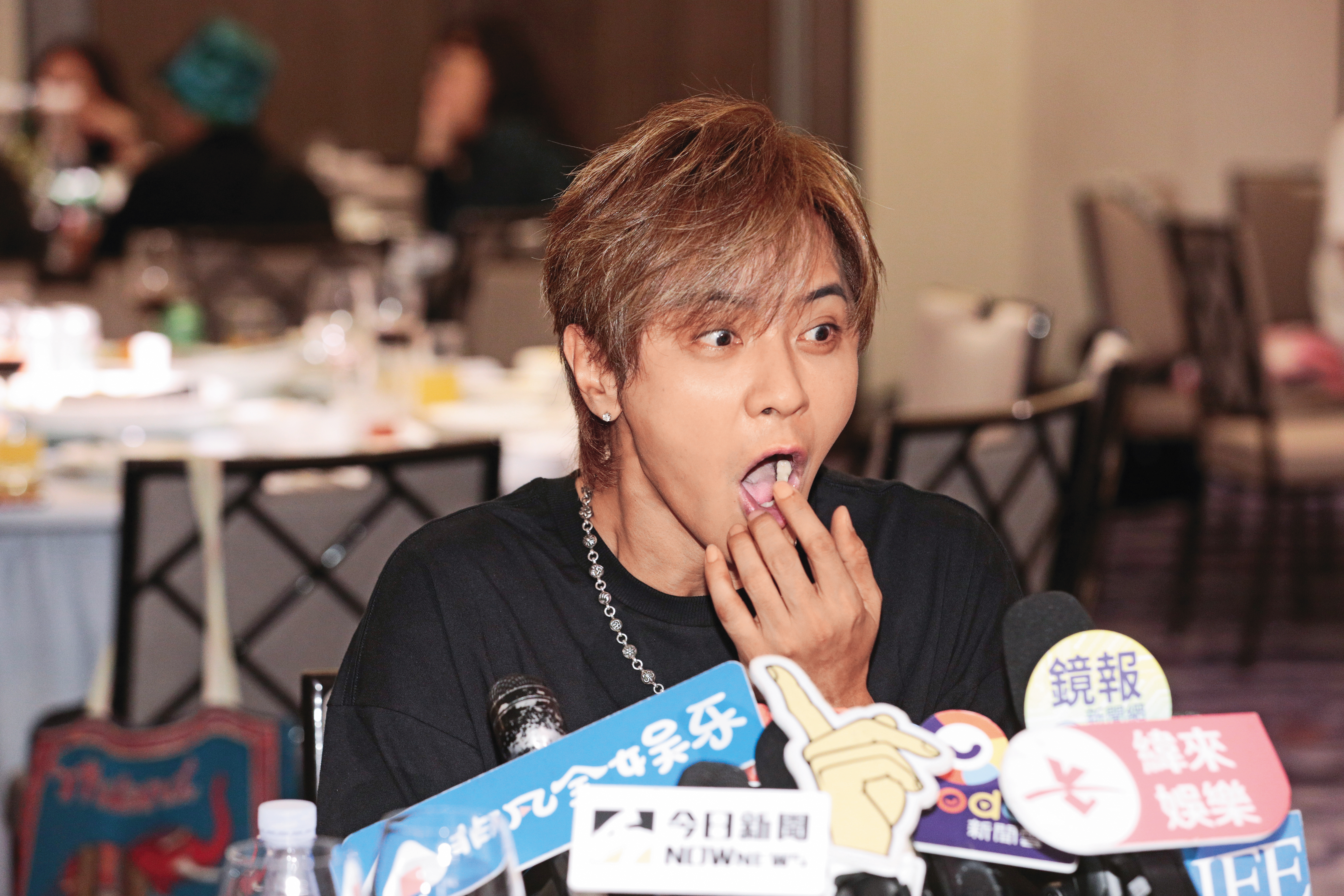 羅志祥牙敗依（日語糟糕了）！上下排牙齒不同色被抓包～下次記得做好表情管理。