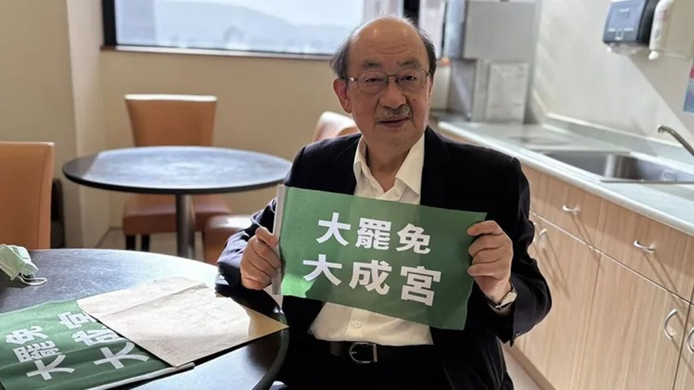 媒體人謝寒冰今在臉書貼出一張商標註冊圖，爆料柯建銘老早就將「大罷免大成宮」註冊商標。（翻攝自柯建銘臉書）