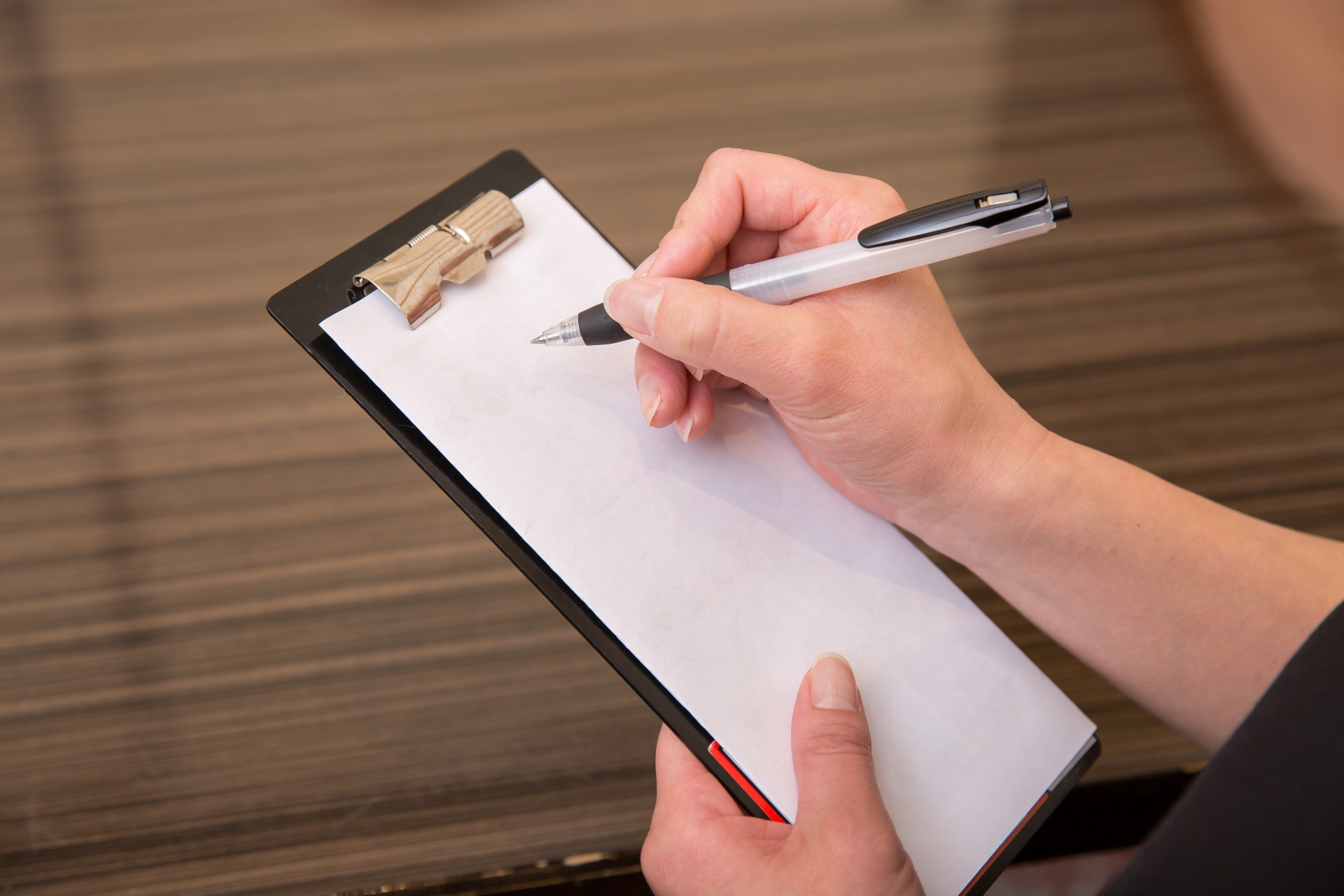 餐飲界員工透露通常送帳單給顧客時，須維持背面朝上，避免同桌客人看到帳單金額，維護請客人的面子。（示意圖，photoAC）
