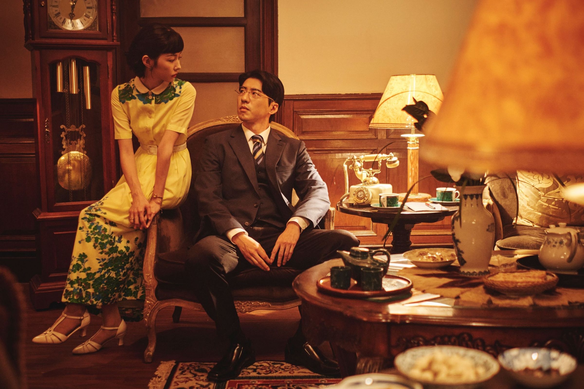 傅孟柏（右）與邵雨薇（左）領銜主演的台劇《商魂》，將在2月開春推出。（欣蘭企業提供）