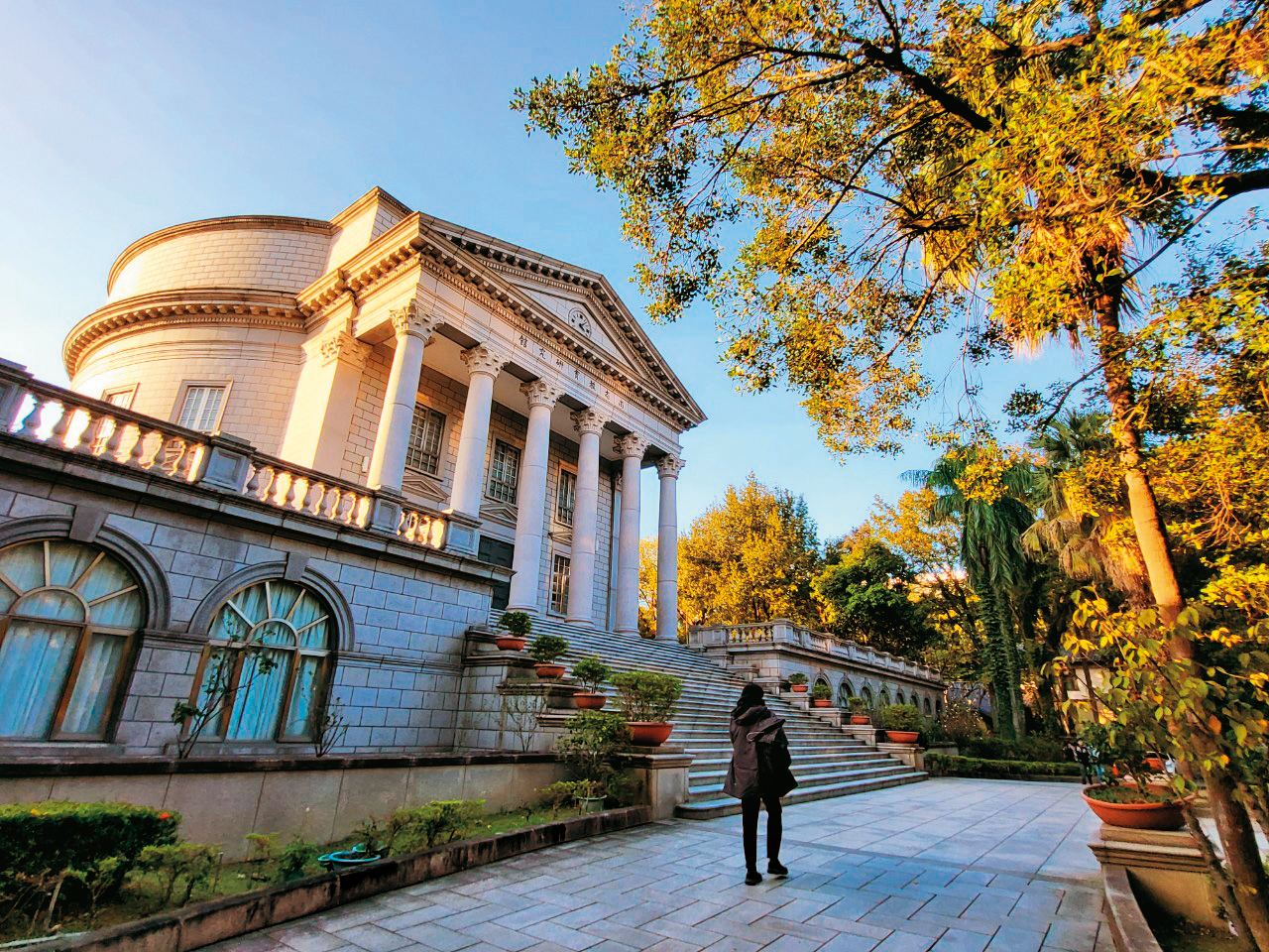 大同大學教育研究館擁有華麗歐式圓頂，搭配雄偉羅馬柱，是熱門的婚攝景點。