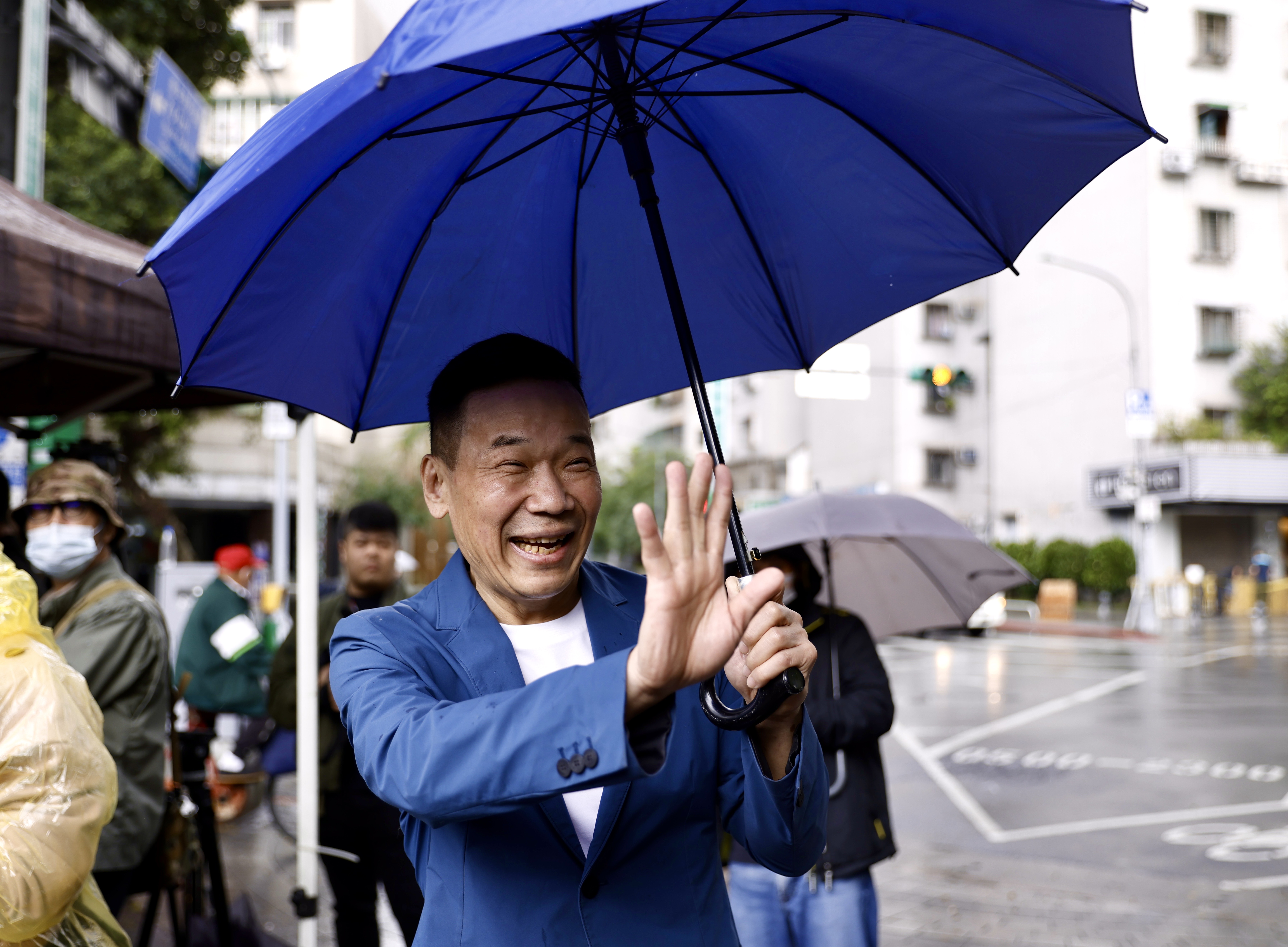 鍾小平被黃呂錦茹嗆不喜歡國民黨可以退黨，他則稱自己比對方愛黨1萬倍。