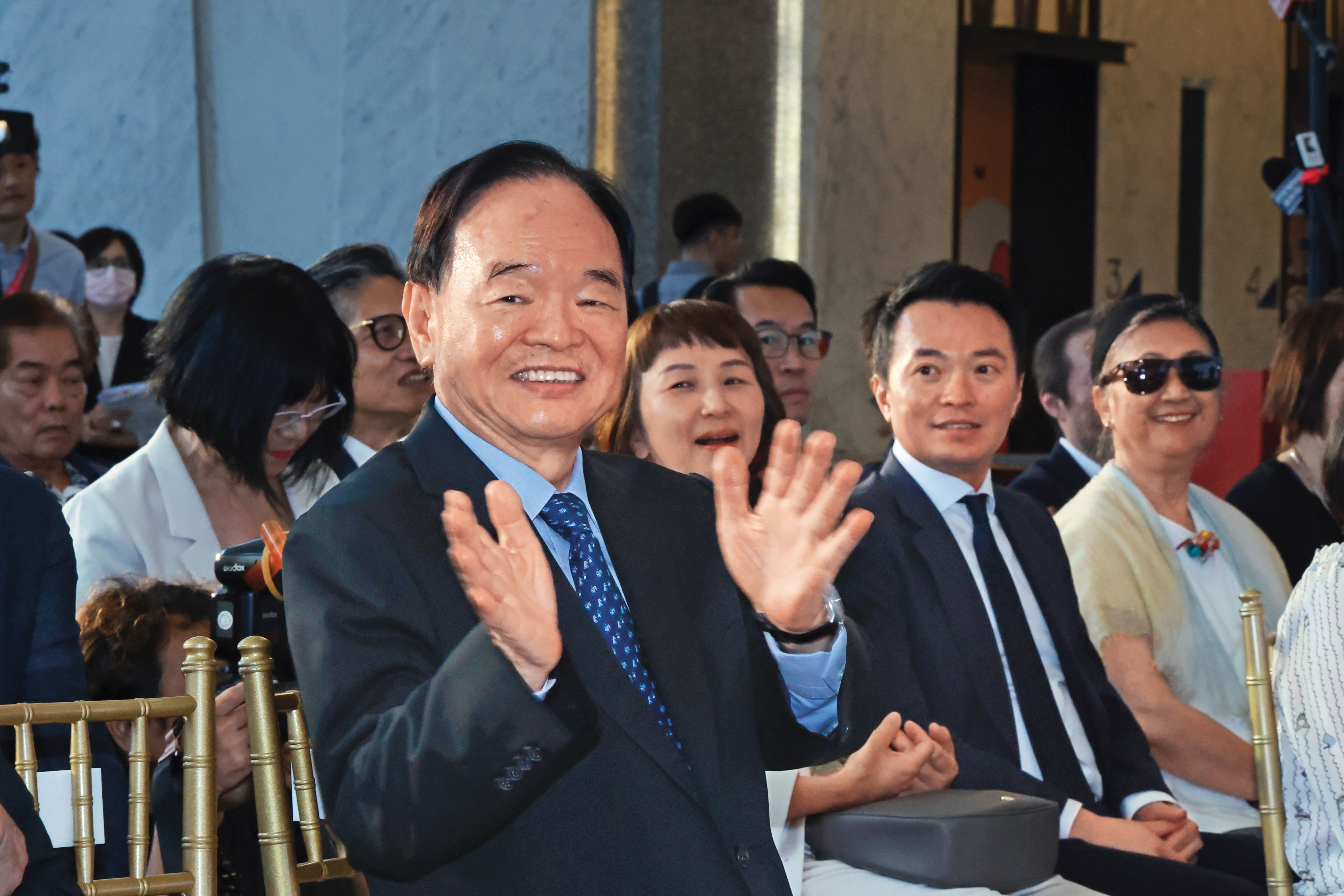 長子林弘斌從收銀、搬貨做起,如今主導數位布局;圖為父子一起出席宜蘭傳藝10週年慶活動。