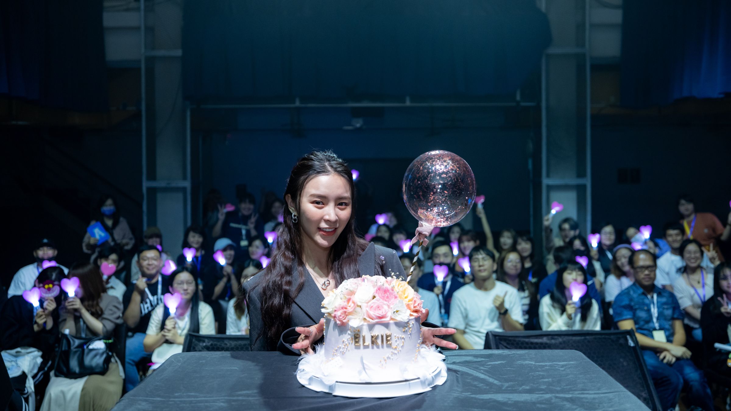 ELKIE莊錠欣25歲生日見面會與粉絲大合照。（KEYMAXii 提供）