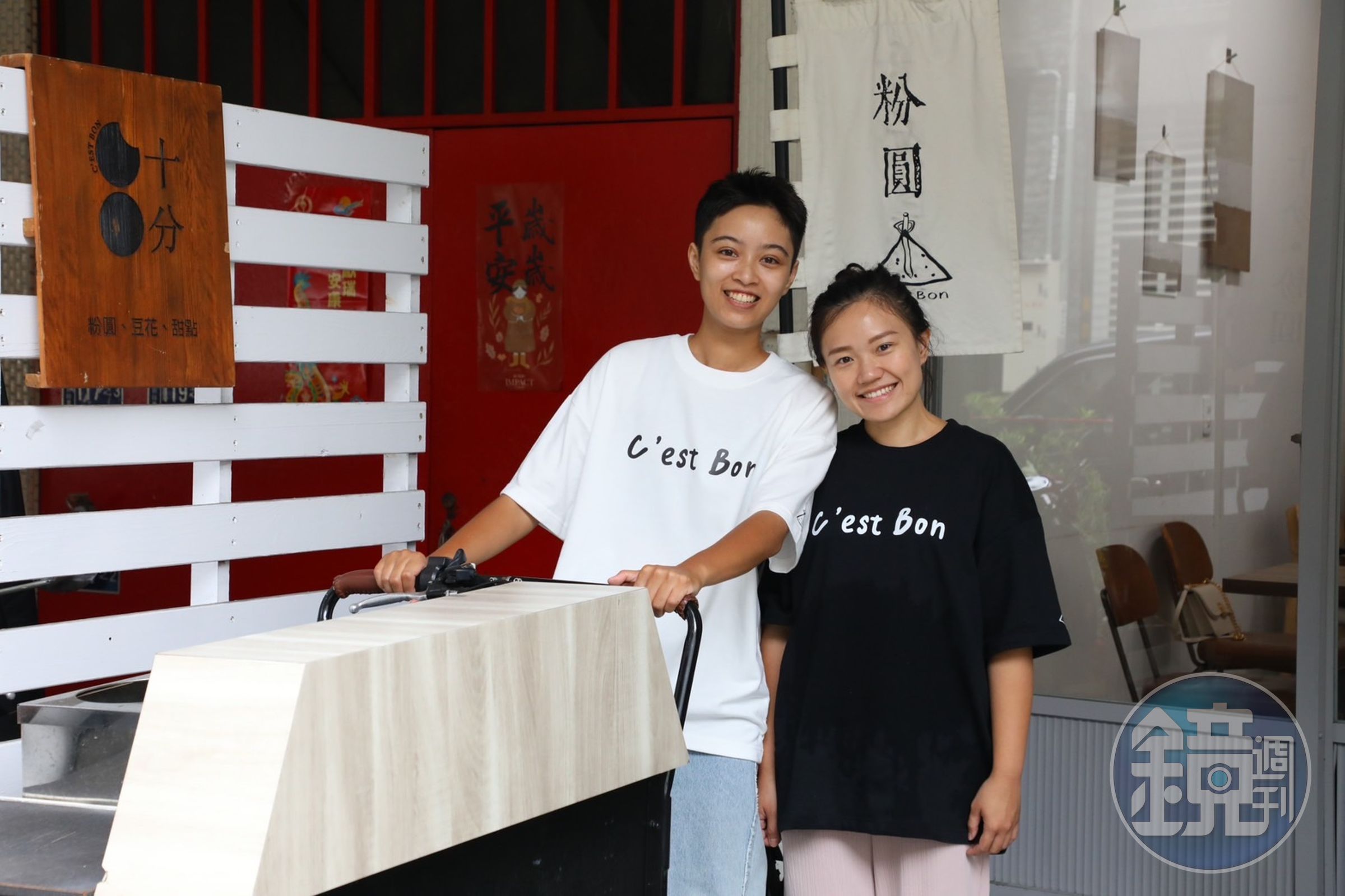 可愛的Noah(左)和可麗(右)為自家店命名為「C'est Bon 十分粉圓」,希望帶給客人「十分」的口味。