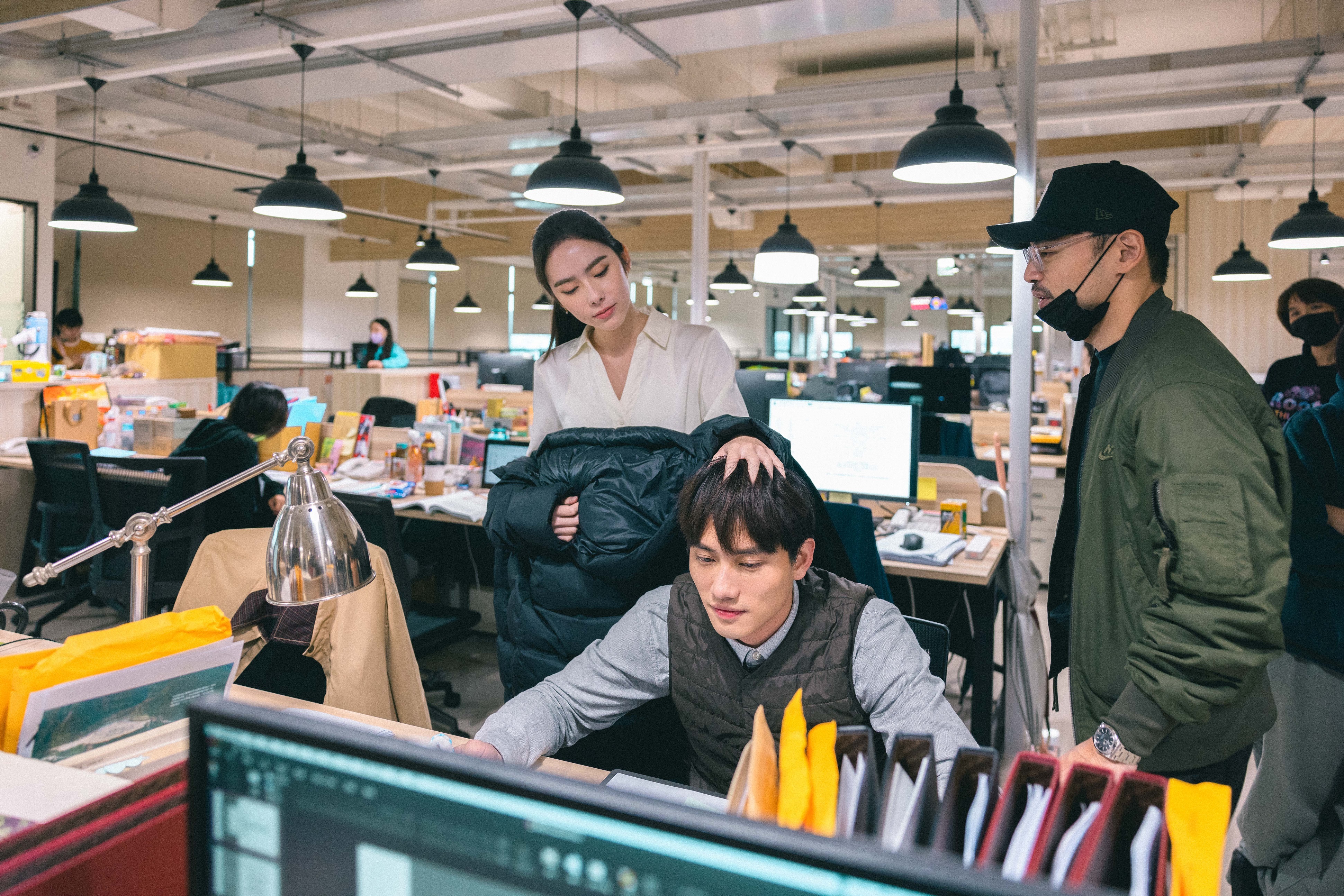 導演阿Ken（右起）與范少勳、林奕嵐透過充分溝通討論，培養默契。（鏡文學提供）