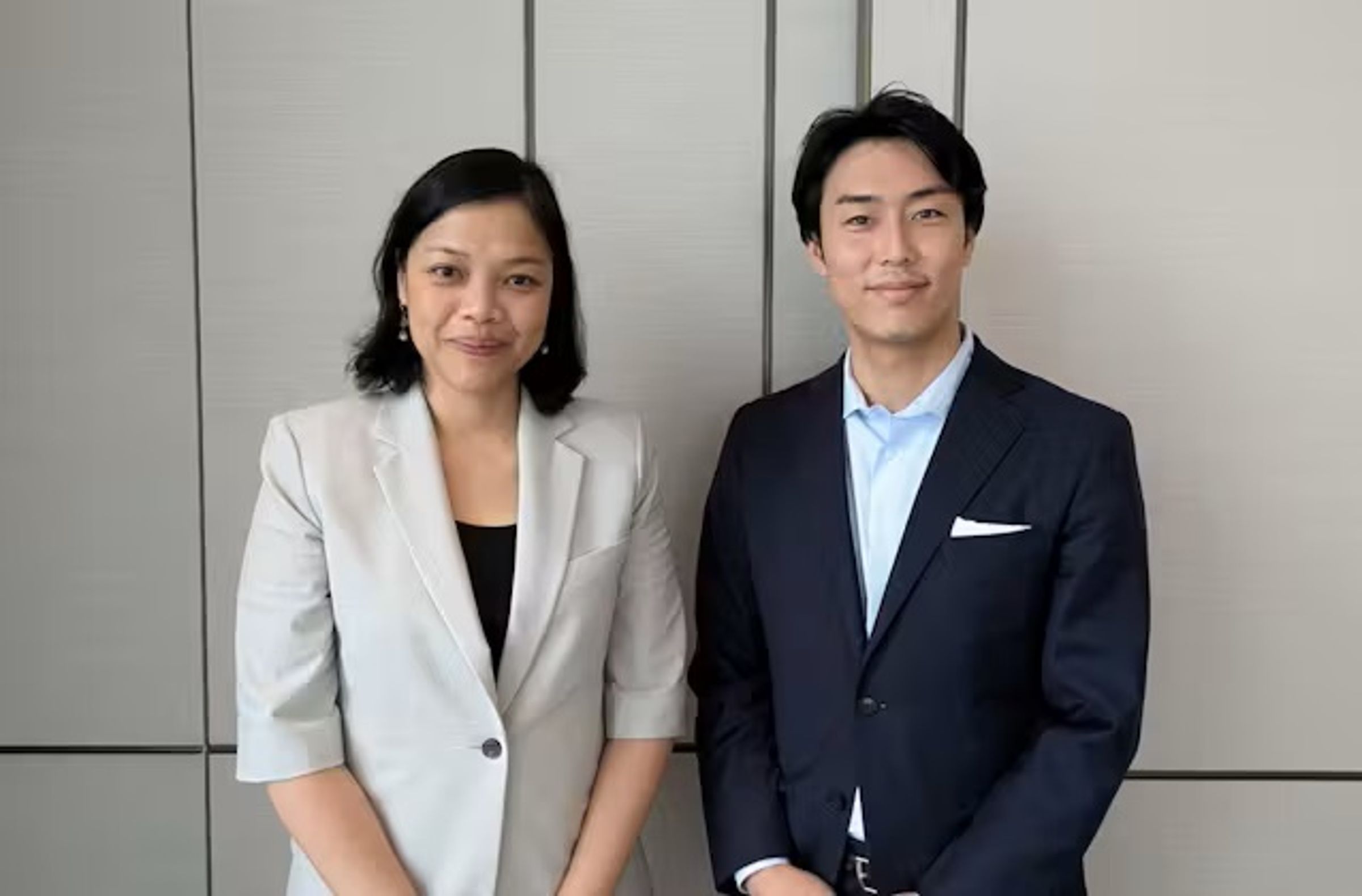 石原聰美的老公糸木悠（右）因公開接受媒體採訪而曝光。（翻攝網路）