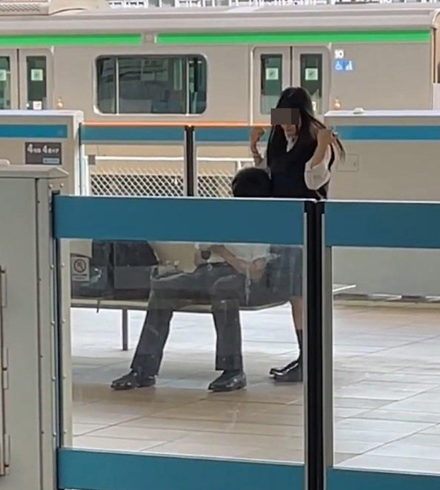 女學生完事後起身整理衣著，不少網友稱讚她長相仙氣爆棚。（翻攝YT頻道@dabao_in_japan）  
