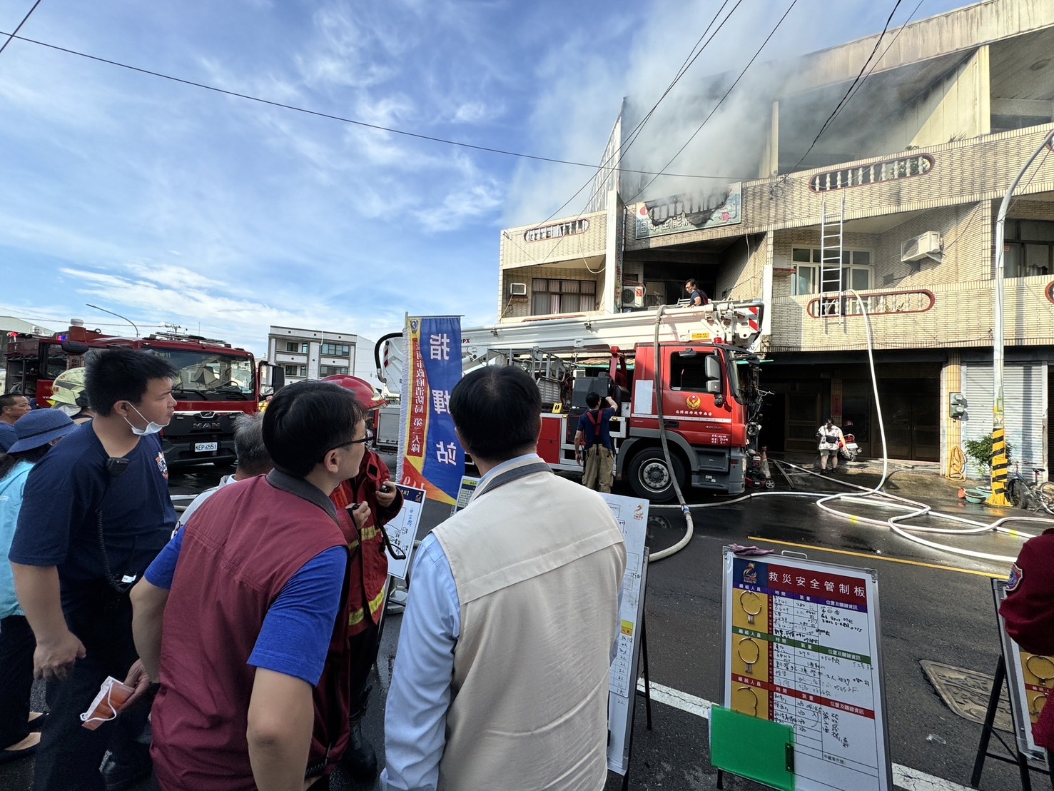 台南六甲民宅大火5死，黃偉哲趕赴現場。（南市府提供）
