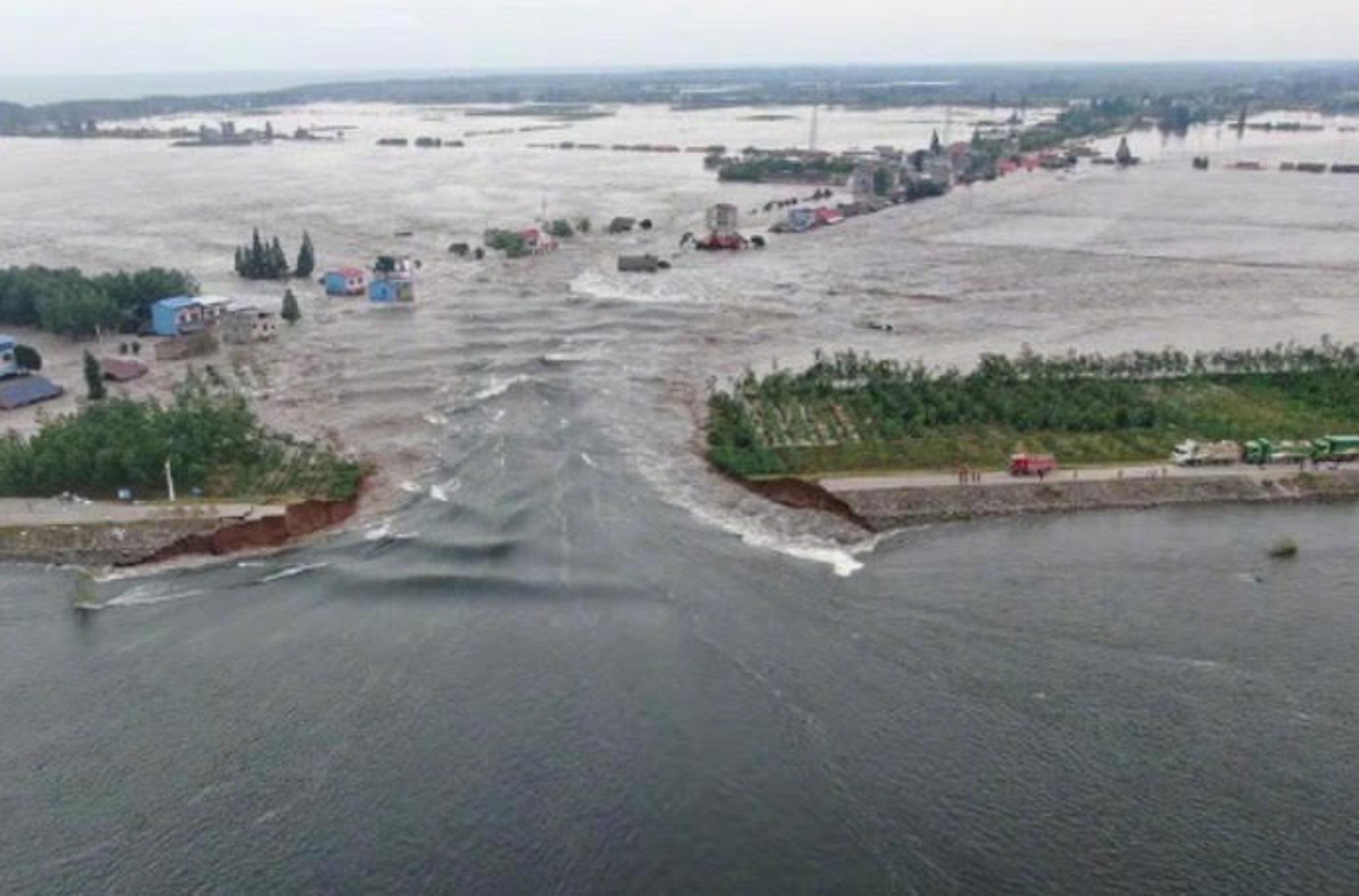 受強降雨侵襲,湖南洞庭湖一線堤防因封堵失敗潰堤。(翻攝微博)