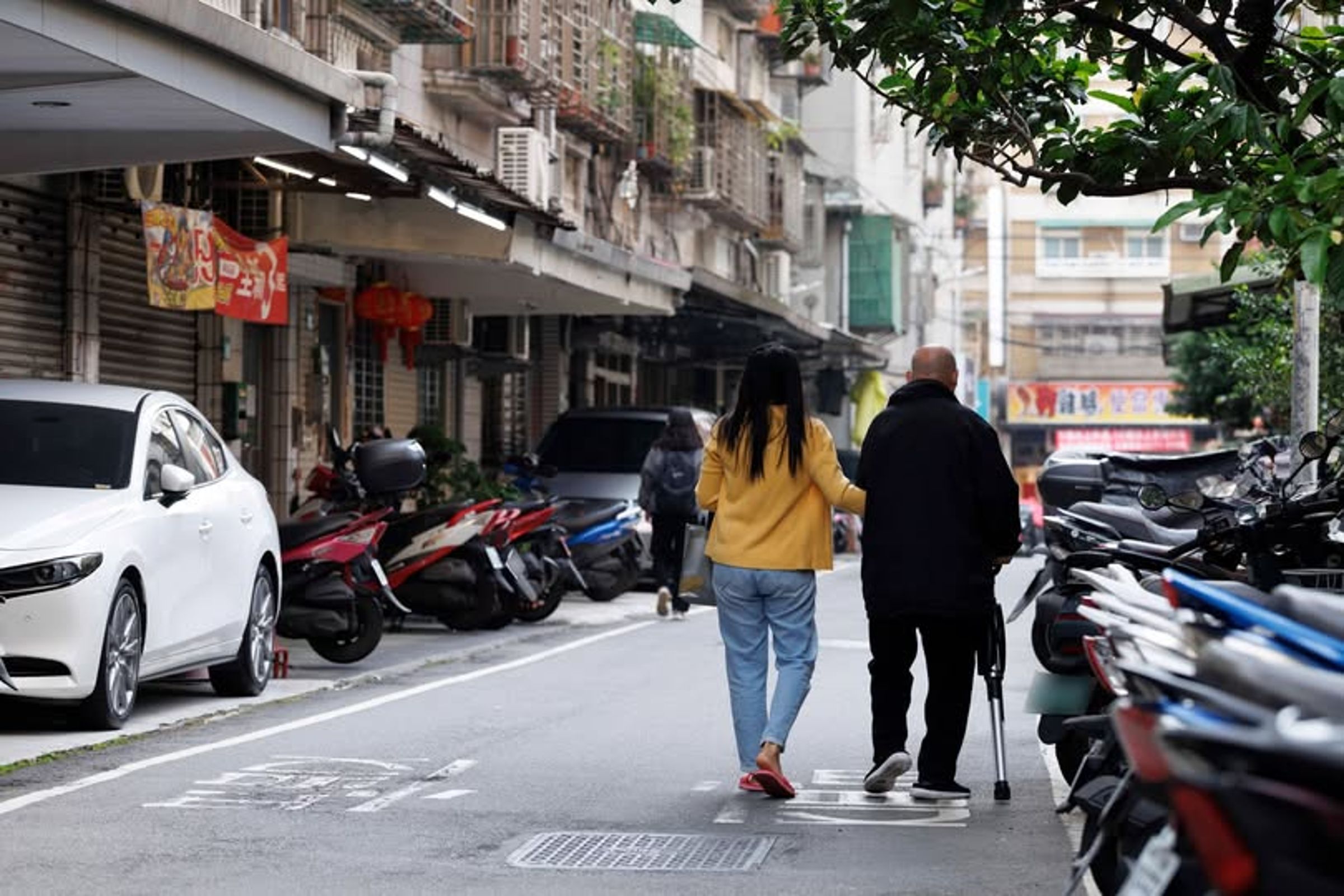 李四川拋老公寓增設電梯,Cheap見照片酸,把人家弄下樓到馬變成移動神主牌?