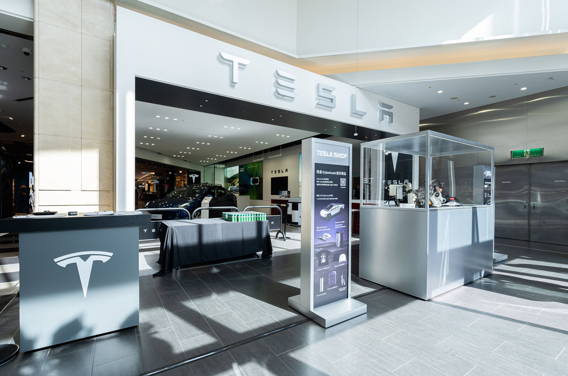 Cybertruck 硬派巡展即日起於新光三越 台北信義新天地 A11 體驗店開展，陸續將前往北中南超過 13 個站點，將使全台消費者與車迷有機會一睹 Cybertruck 獨特魅力。