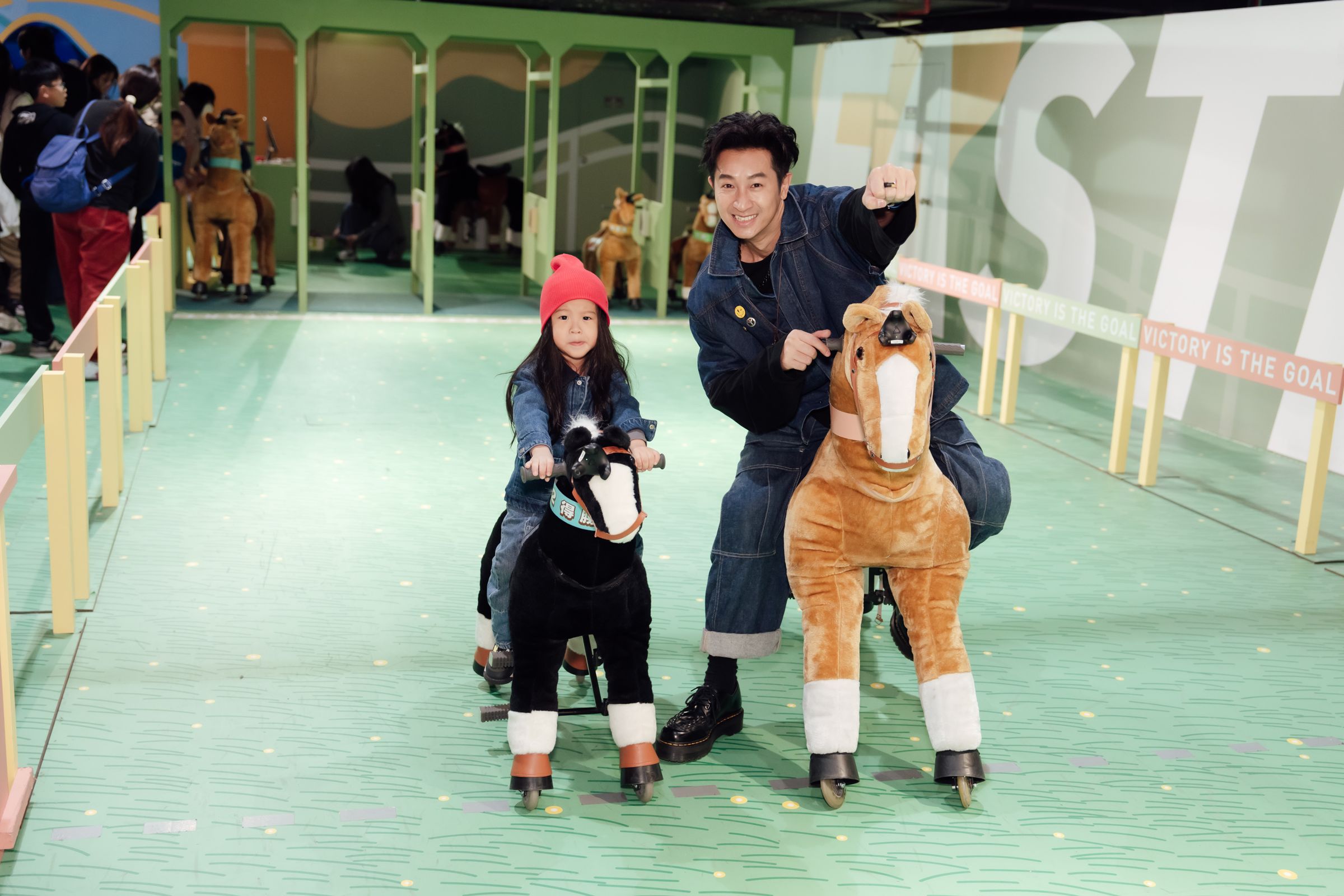 Darren今(22日)帶兒子現身《AI SPORT》《AI繪動的畫》雙展。(寬宏藝術提供)