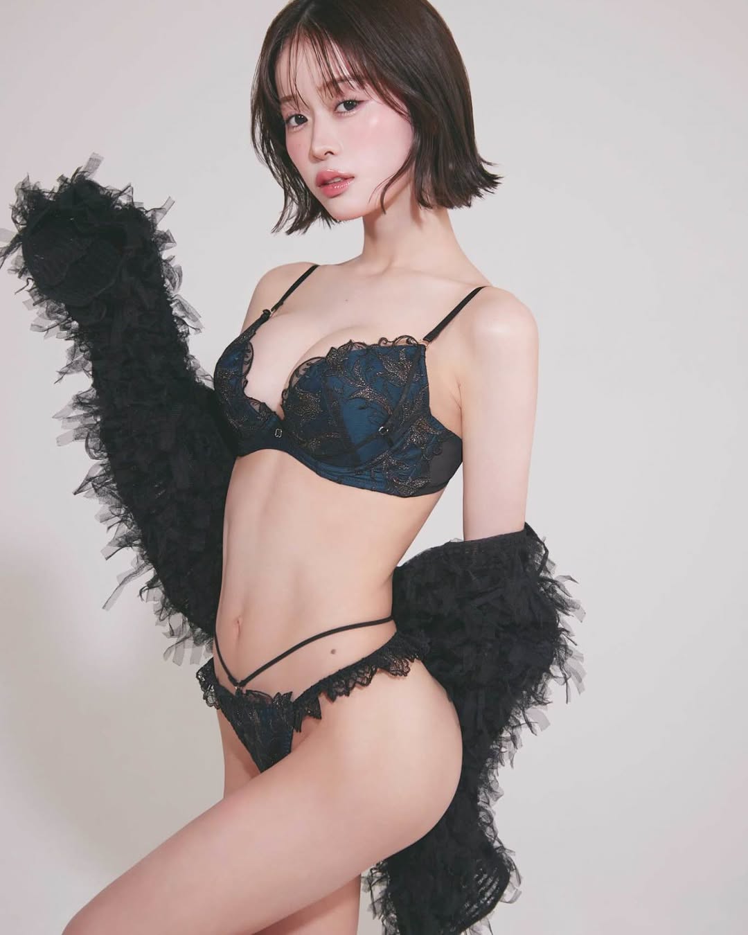 照片中的「女老師」則是AV女優MINAMO。（翻攝自MINAMO IG）