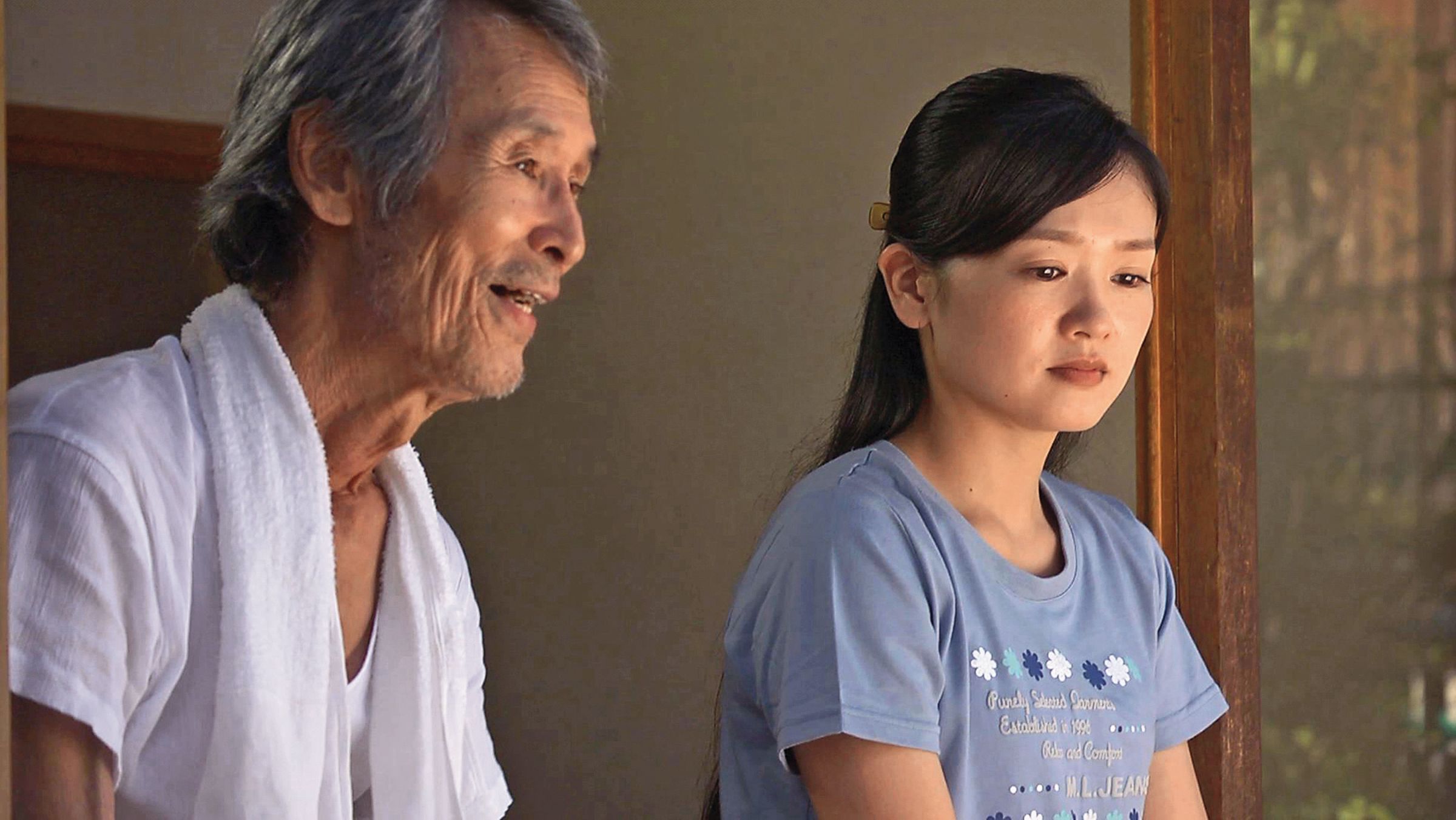 沙倉優乃（右）與已故日本時代劇傳奇演員福本清三（左）曾合演安田淳一導演前一部電影《吃飯》。