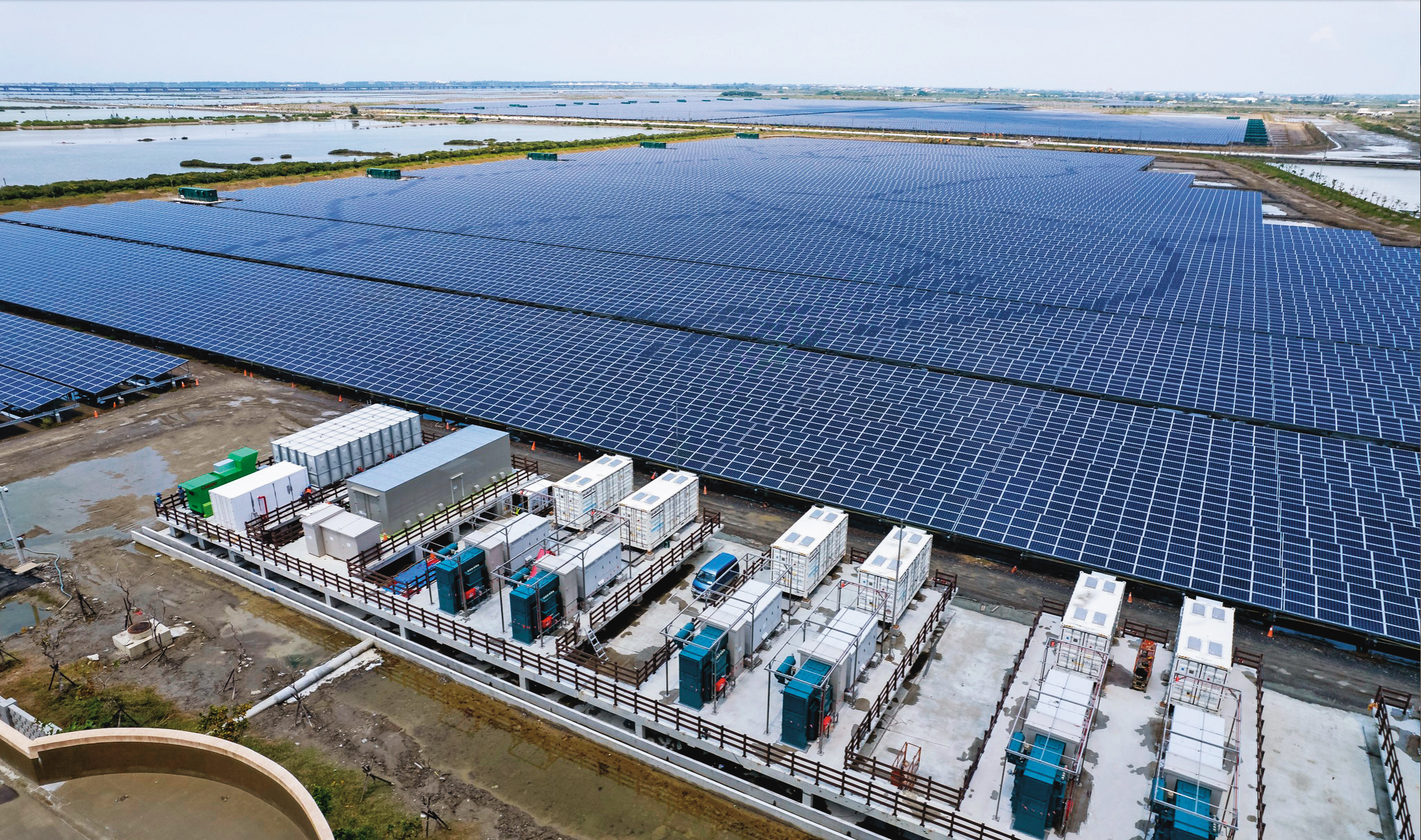 太陽能、風力發電等間歇性再生能源，須搭配儲能才能發揮最大功效，因而造就龐大的電價套利及軟硬體商機。（台電提供）