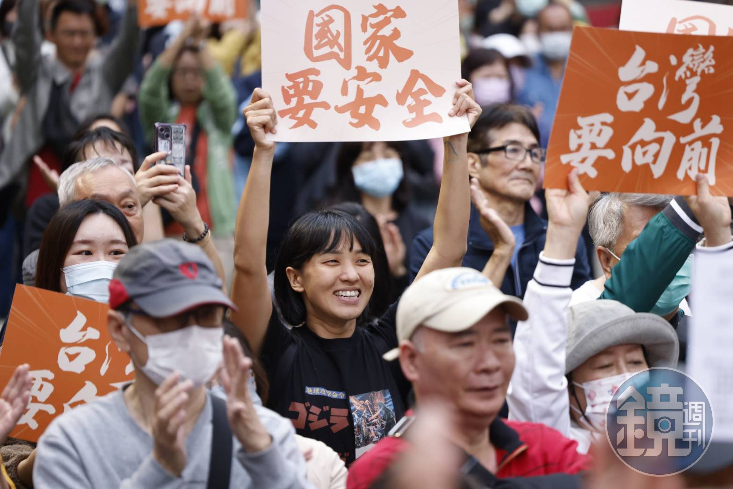 現場原擺放800多張椅子,但活動後開始湧入,不少民眾站在規畫區外觀看。