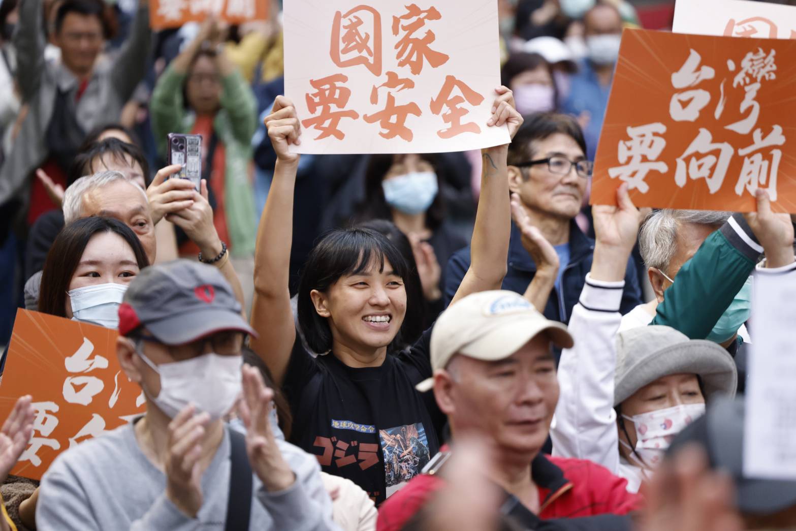 現場原擺放800多張椅子，但活動後開始湧入，不少民眾站在規畫區外觀看。