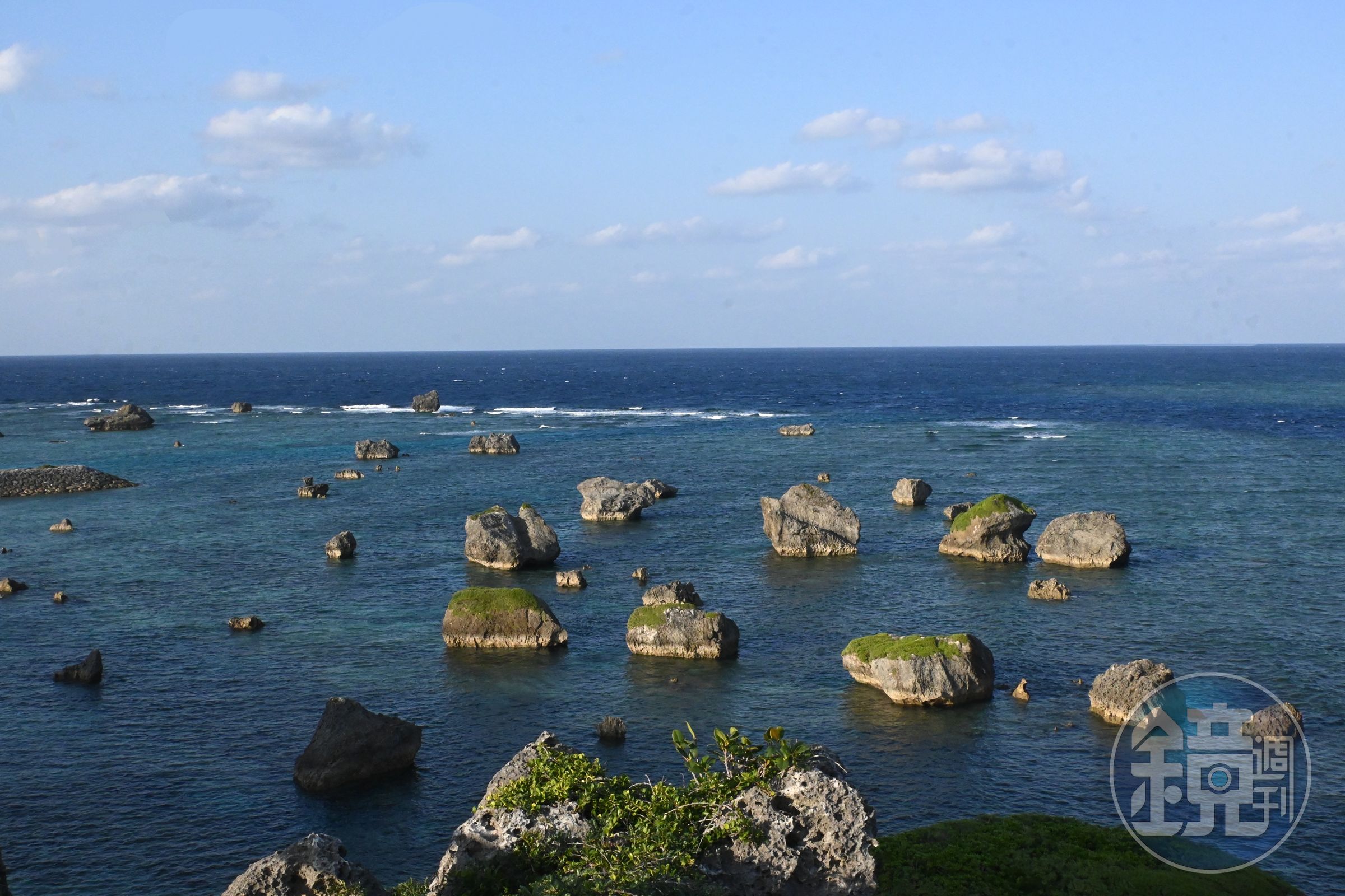 位於東平安名岬海岸的海嘯石遺跡，岸上也有一處海嘯巨石。