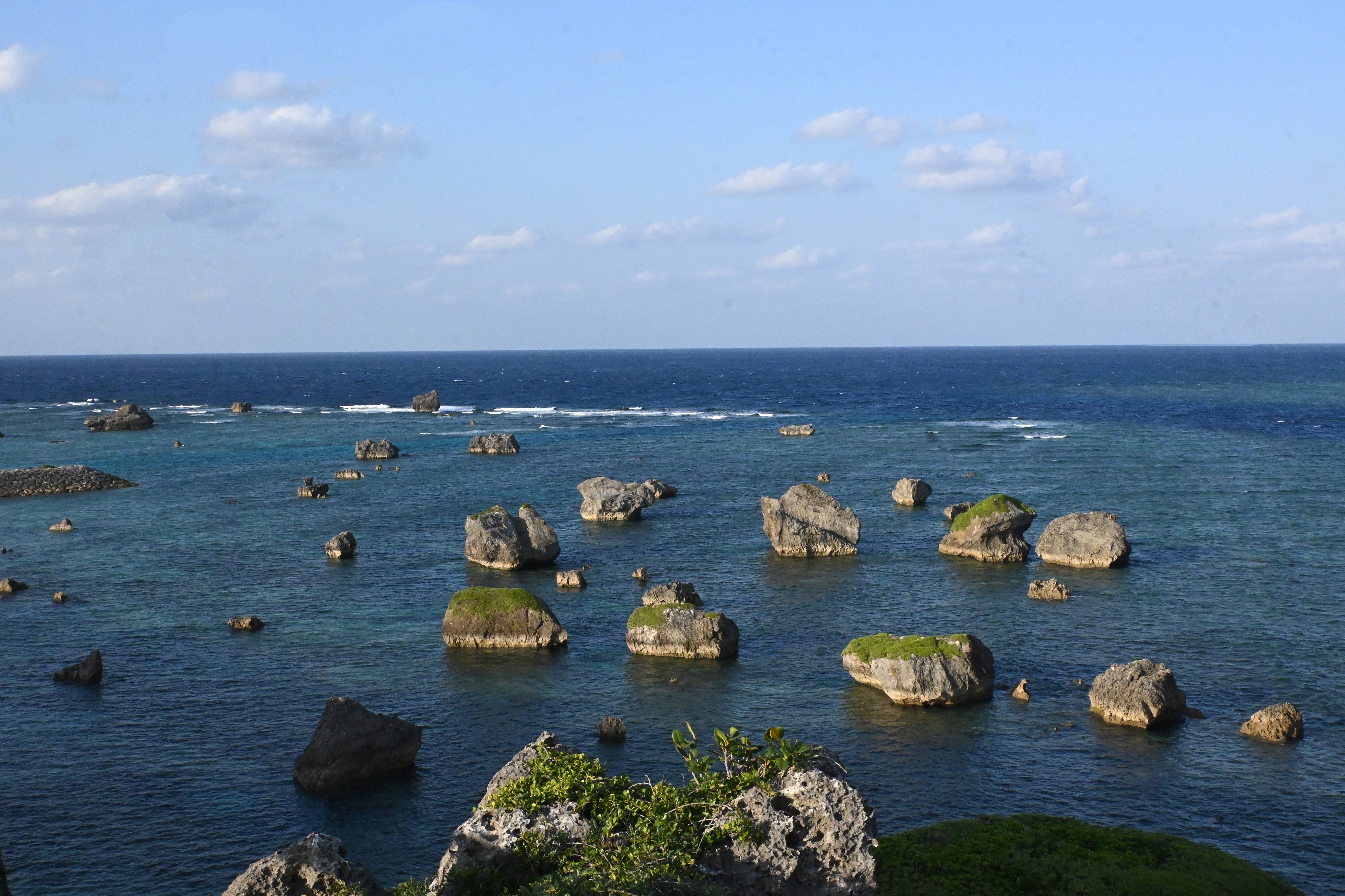 位於東平安名岬海岸的海嘯石遺跡，岸上也有一處海嘯巨石。