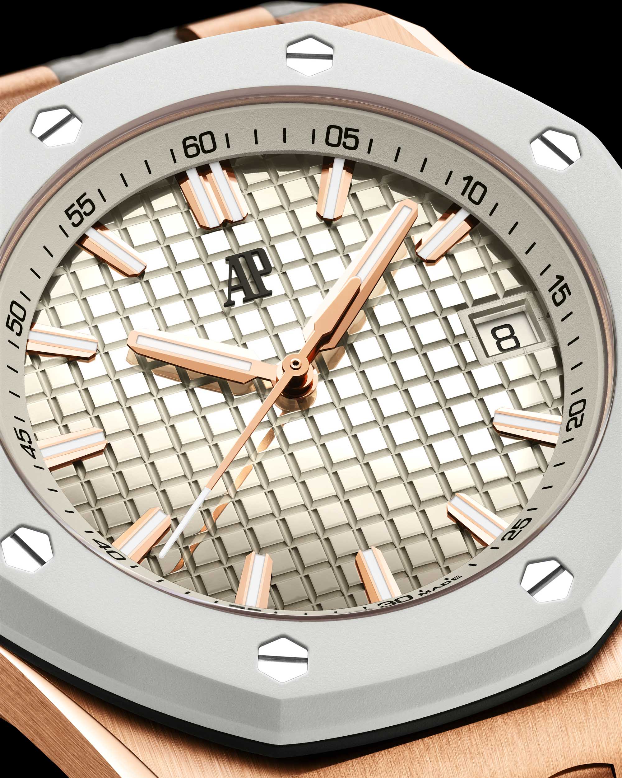 Royal Oak Offshore 37 Selfwinding，ROO推出37mm的版本，讓手腕纖細的配戴者也能駕馭。這次的新作在金質錶圈上覆以灰色橡膠塗層，搭配Grande Tapisserie大型格紋象牙白錶面，還經拋光處理讓它看上去有如鏡面般的光澤感。定價：NT$1,524,000。