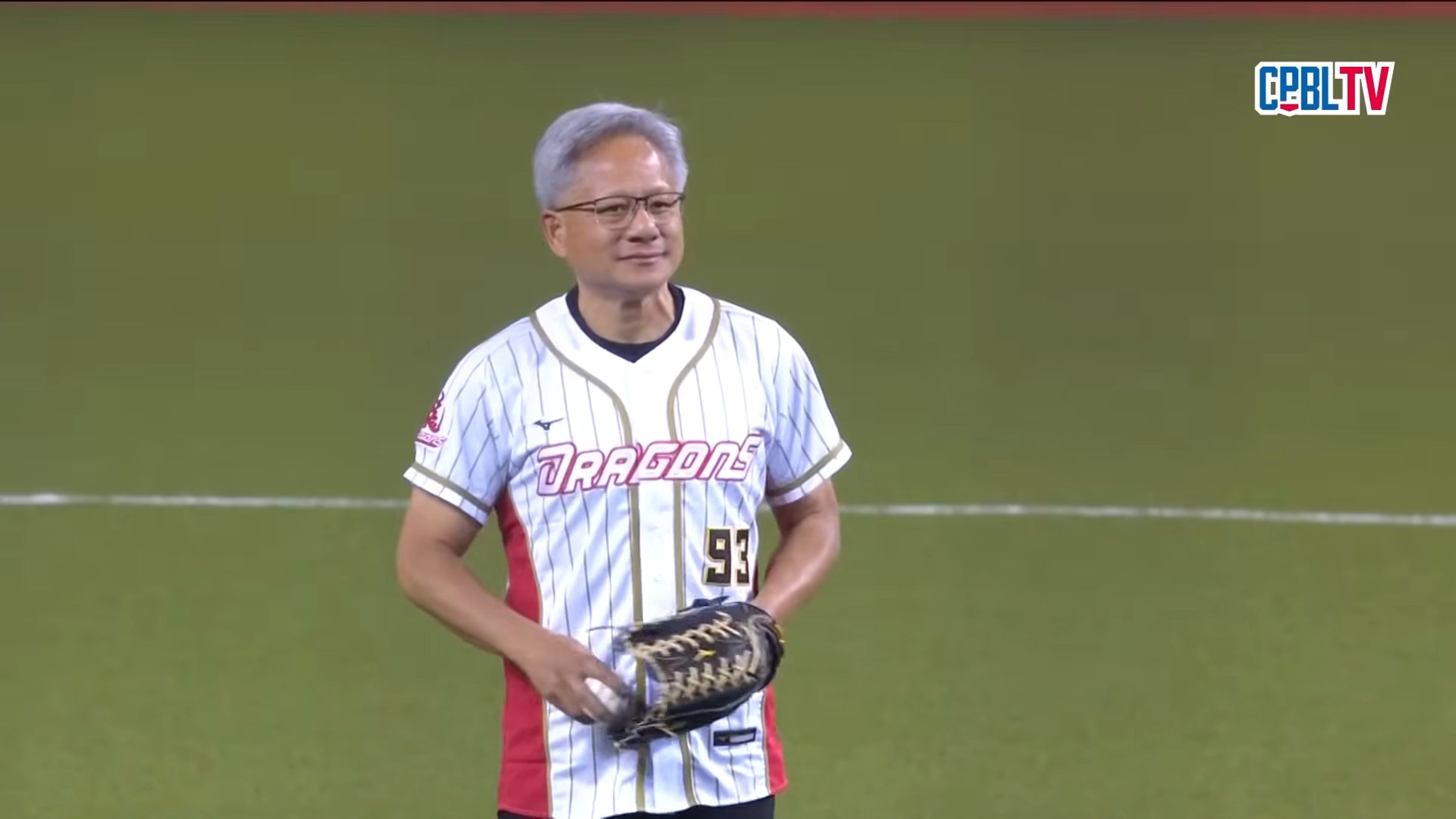 黃仁勳開球必穿93號球衣。(翻攝CPBL YT)