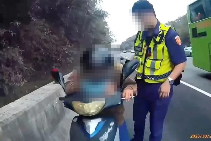 新竹縣北埔一名阿嬤29日上午誤闖國道，遭攔下後開始哭訴。（翻攝畫面）