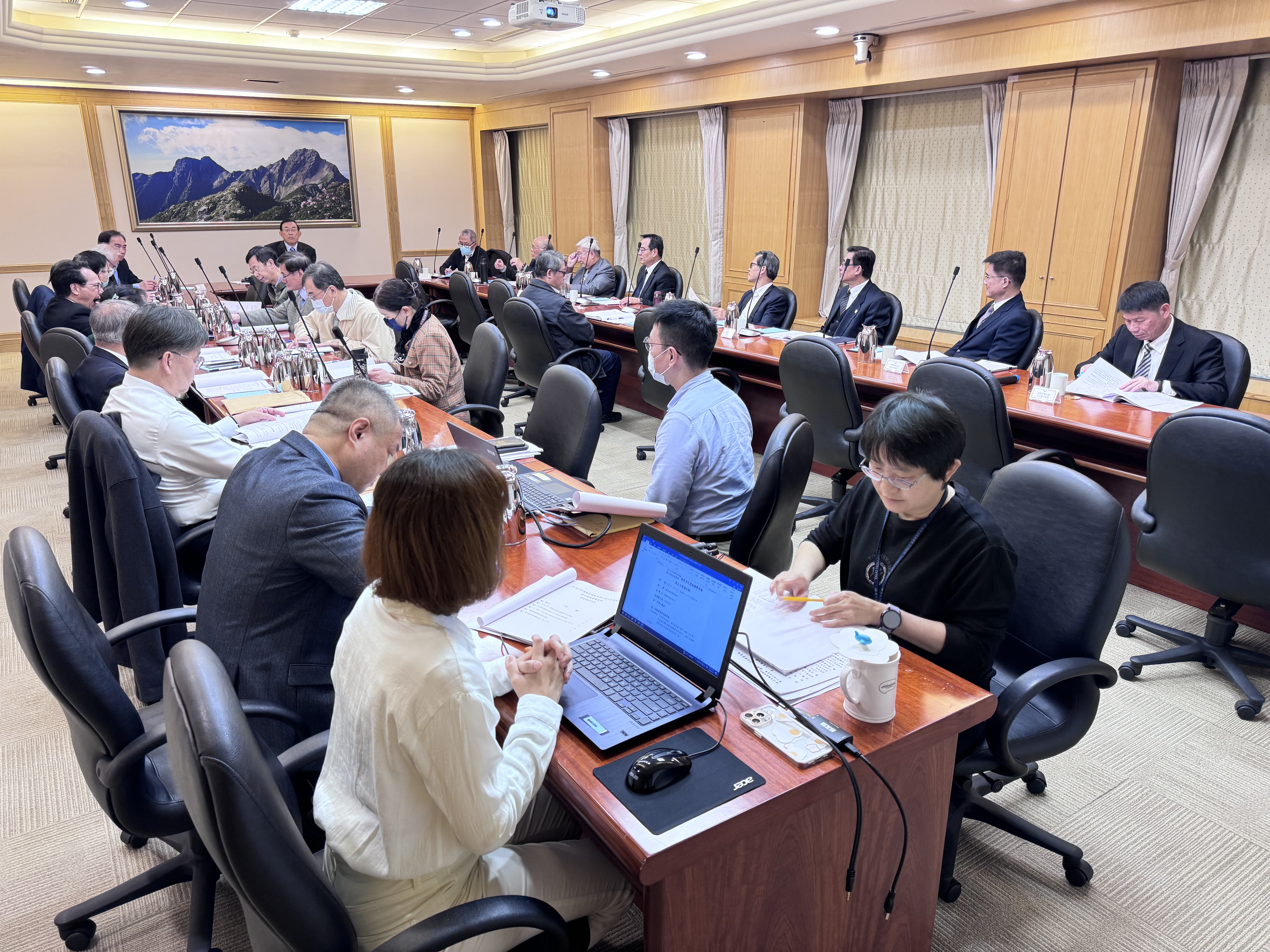 最高檢察署召開選風總檢討,持續強化偵辦團隊能量,檢察總長邢泰釗更下令檢察官在今天選前最後一日,全面進駐轄區各地警分局,徹底打擊不法。(最高檢提供)