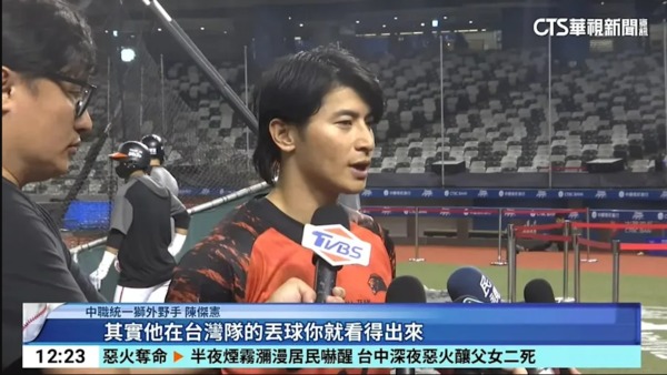 陳傑憲受訪時提到中華隊，字幕卻遭改成「台灣隊」，引發熱議。（翻攝華視新聞畫面）