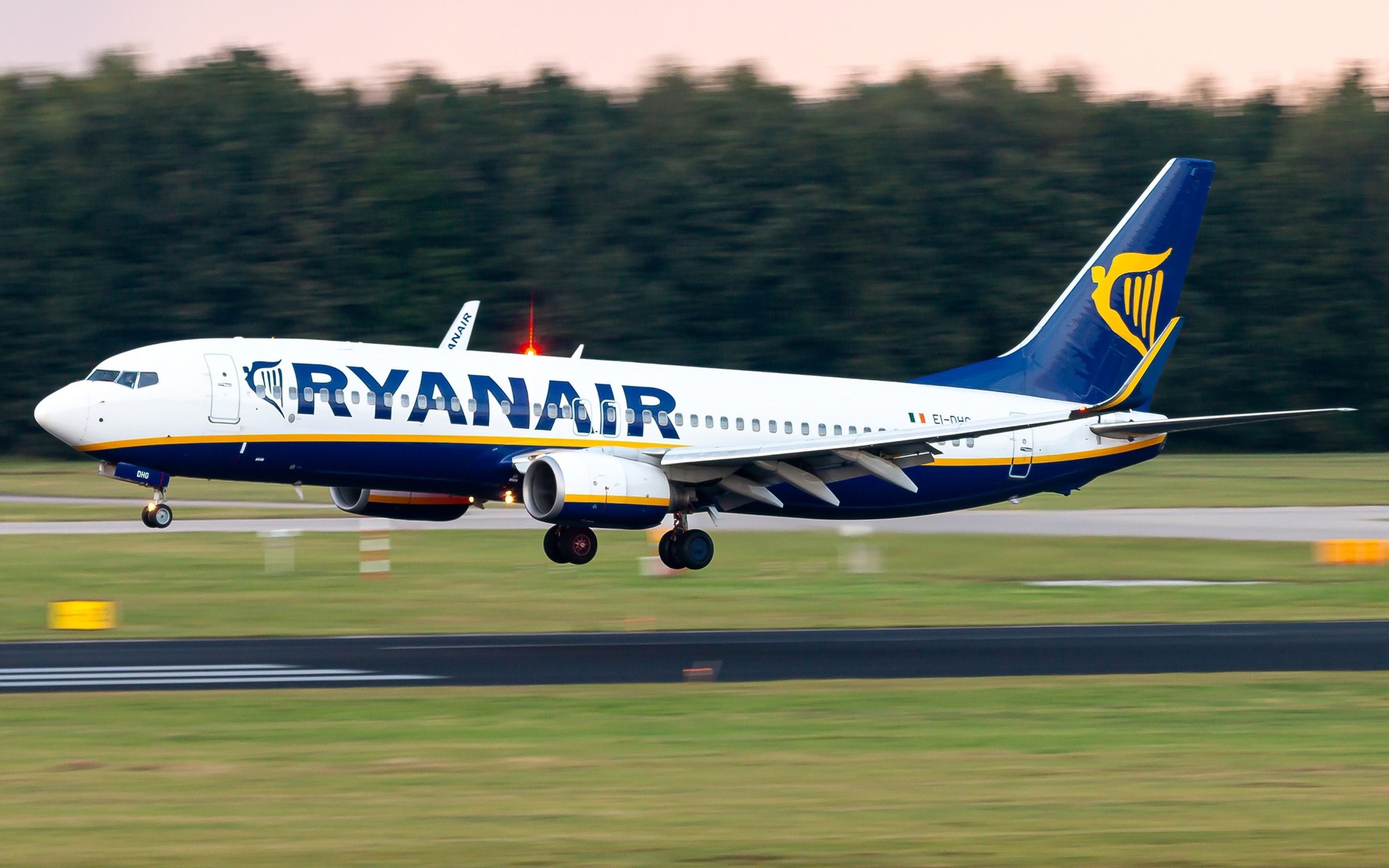 瑞安航空因未提供中性稱謂遭提告。(翻攝Ryanair臉書)