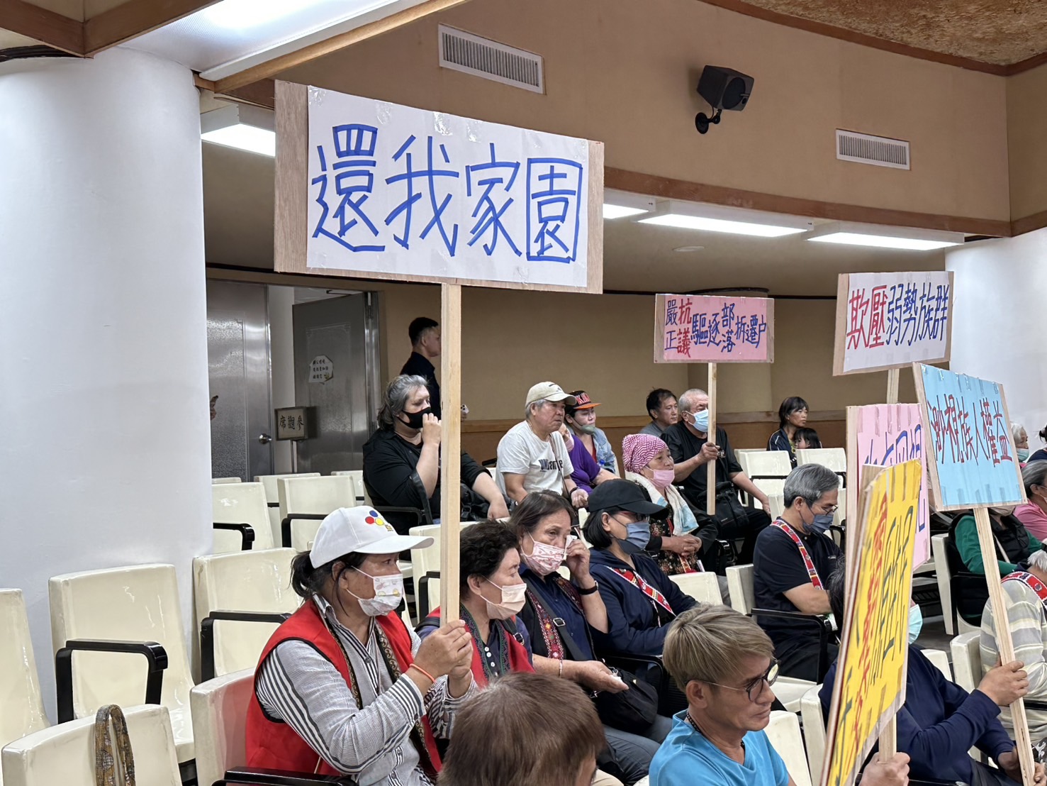 三鶯河濱部落拆遷戶至新北市議會，向市府爭取居住權。（宋雨蓁服務處提供）