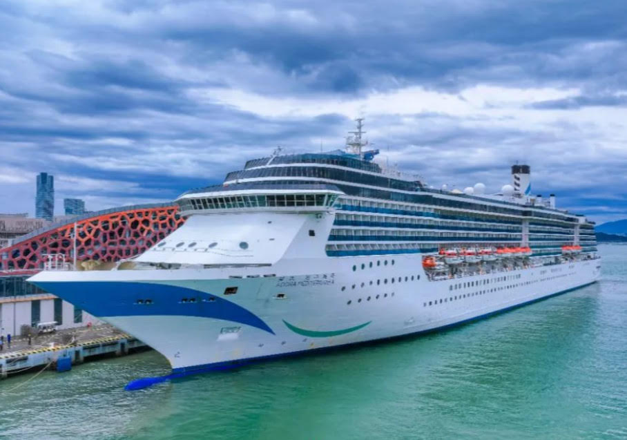 愛達郵輪地中海號抵達沖繩港口後，臨時取消上岸觀光，短暫滯留港口後隨即返航。（示意圖，翻攝X@sz_mediagroup）