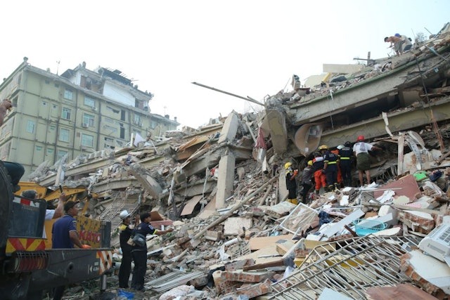 重災區「瓦城」中國人多，至少百人被活埋！陣陣屍臭已飄出。（翻自《新華社》）